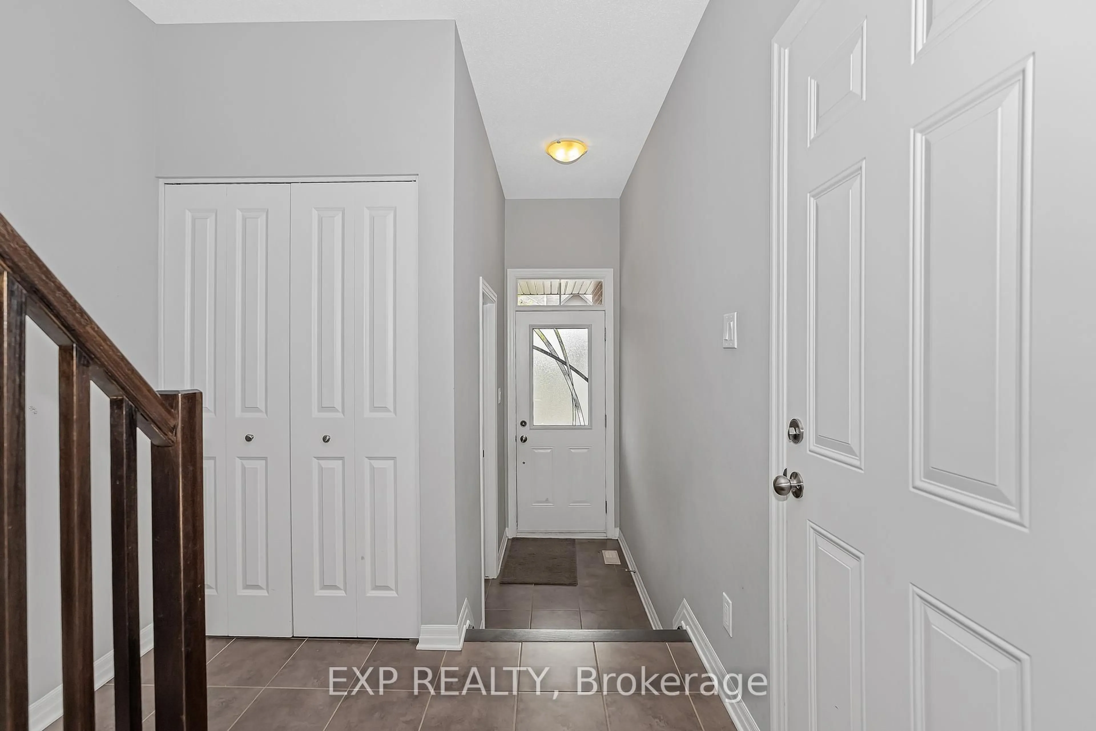 Indoor entryway for 503 Knotridge St, Ottawa Ontario K1W 0A8