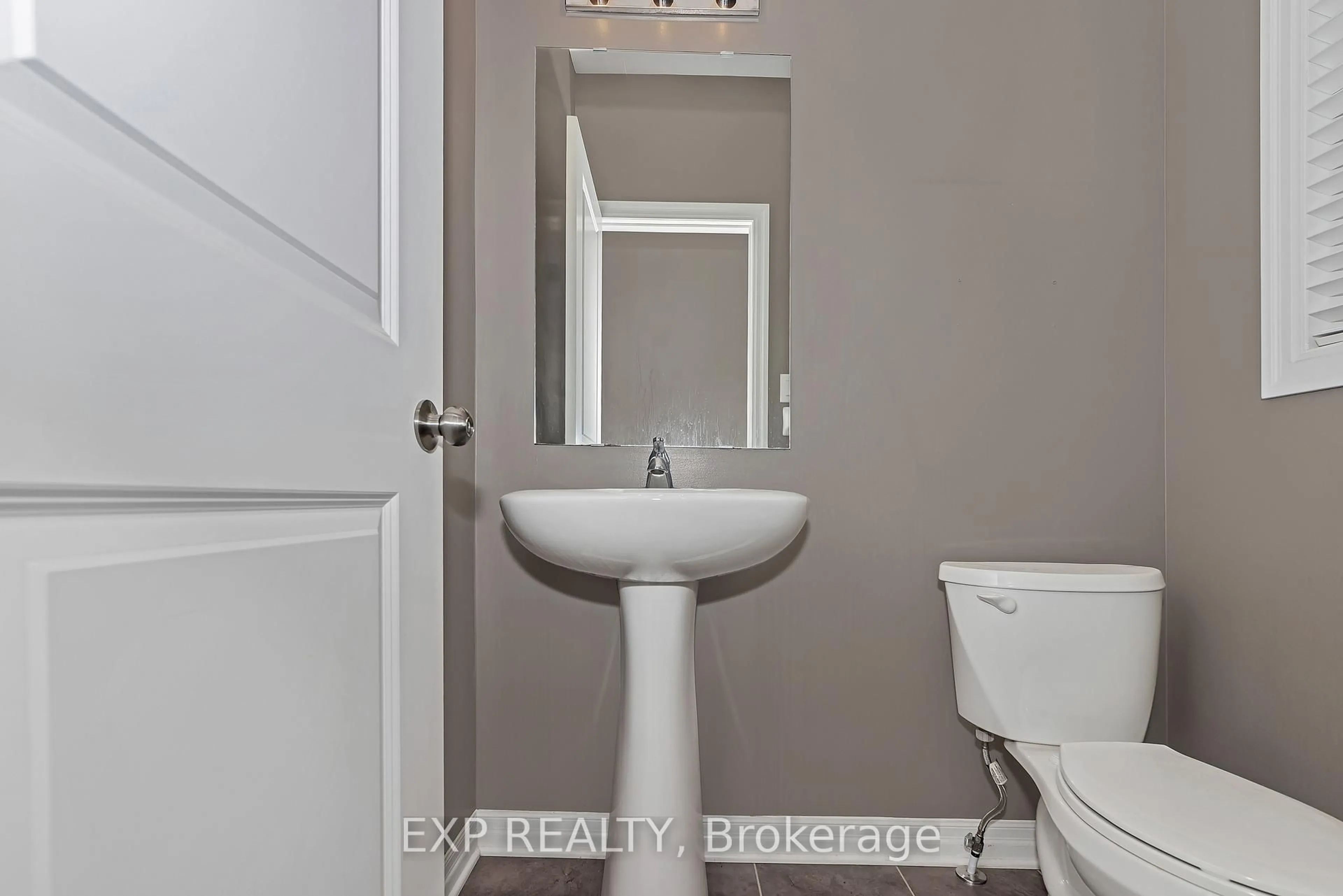 Standard bathroom, unknown for 503 Knotridge St, Ottawa Ontario K1W 0A8