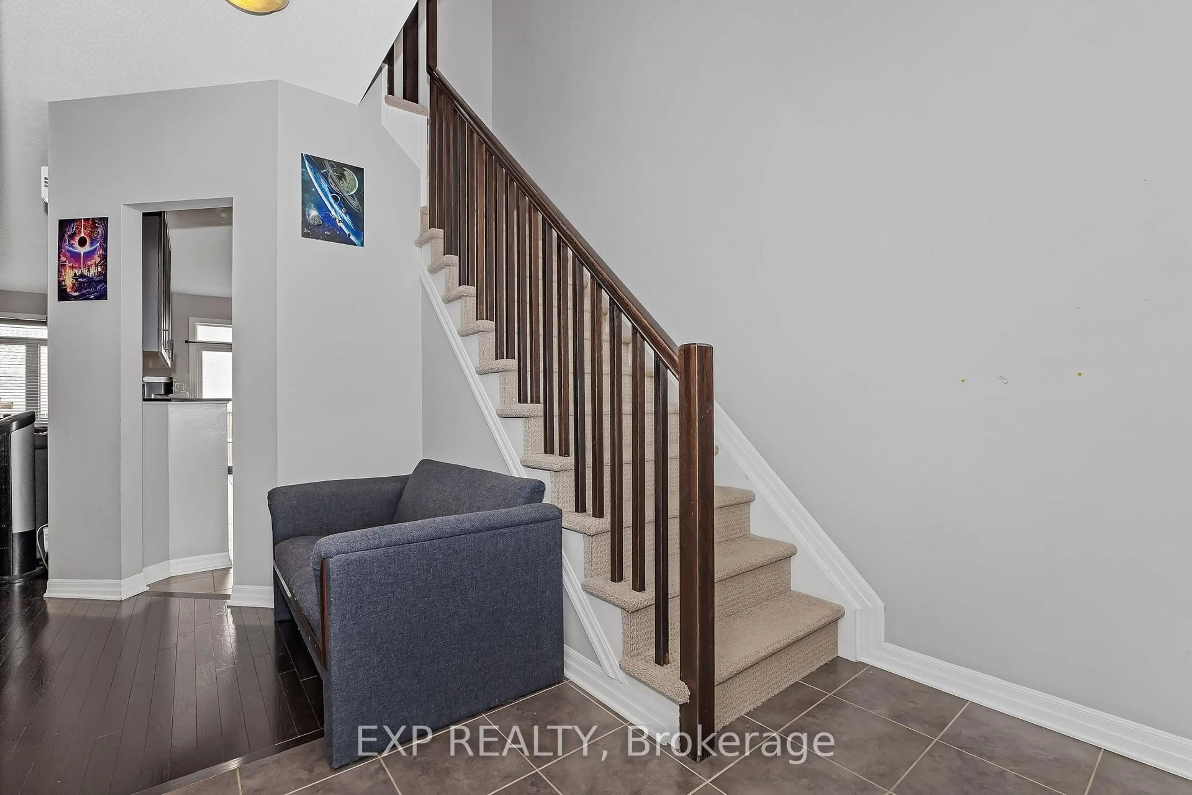 Indoor entryway for 503 Knotridge St, Ottawa Ontario K1W 0A8