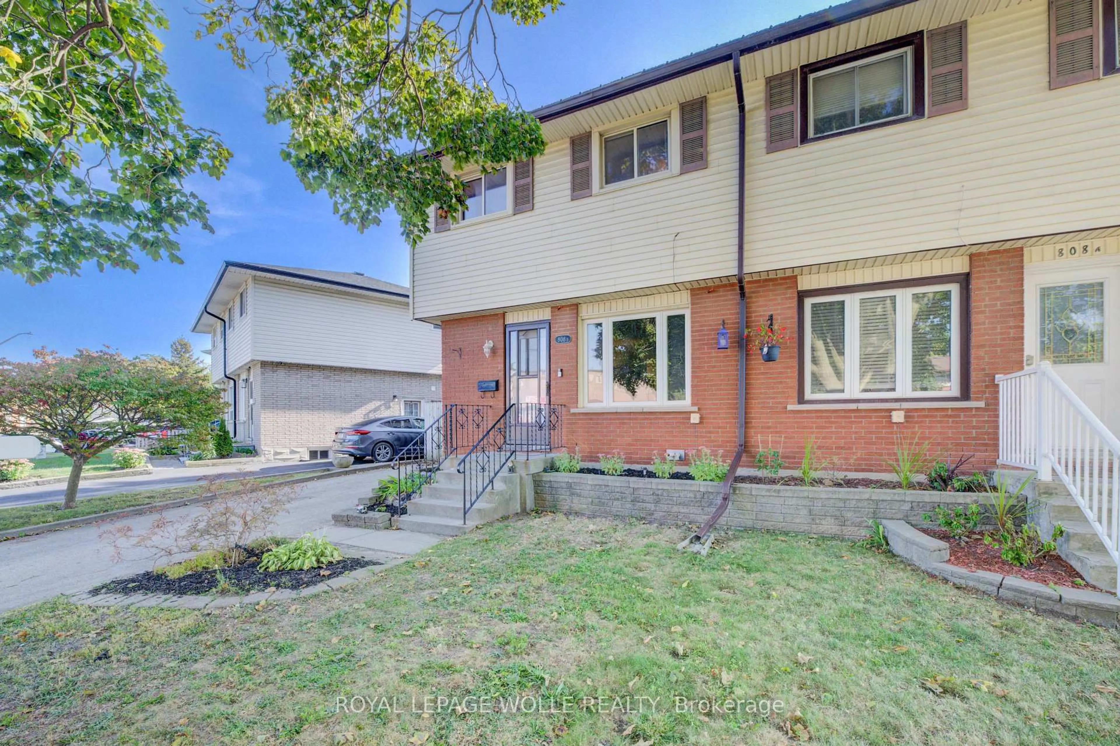 A pic from outside/outdoor area/front of a property/back of a property/a pic from drone, street for 808 Walter St #B, Cambridge Ontario N3H 4P3