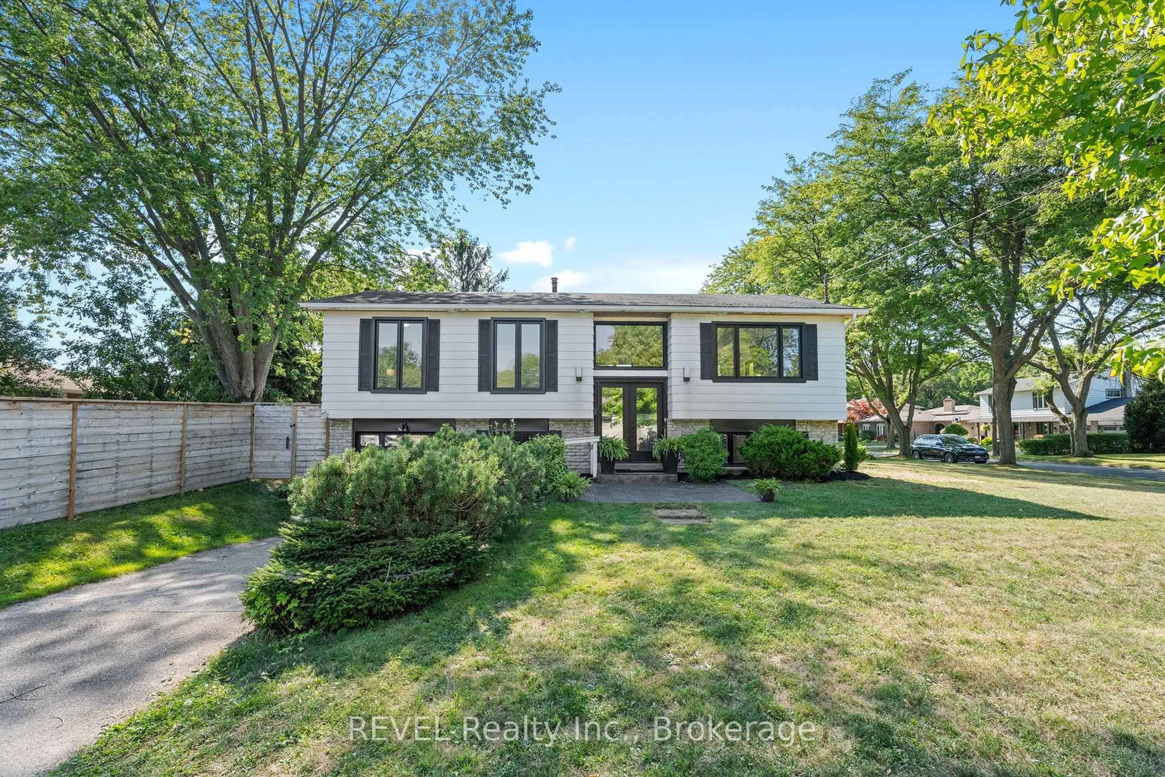 Home with vinyl exterior material, street for 1 Samuel Crt, St. Catharines Ontario L2M 6M1