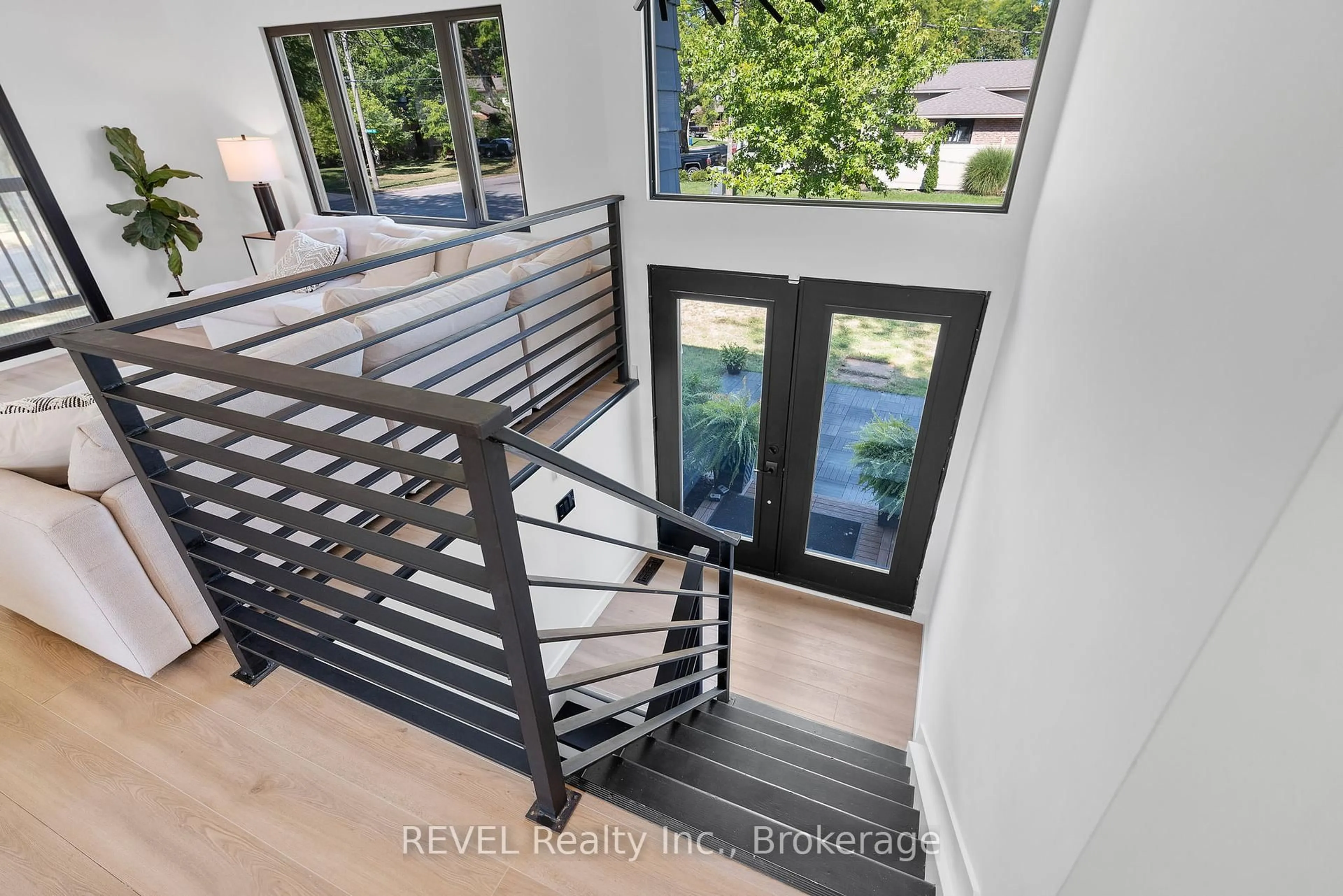 Indoor foyer for 1 Samuel Crt, St. Catharines Ontario L2M 6M1