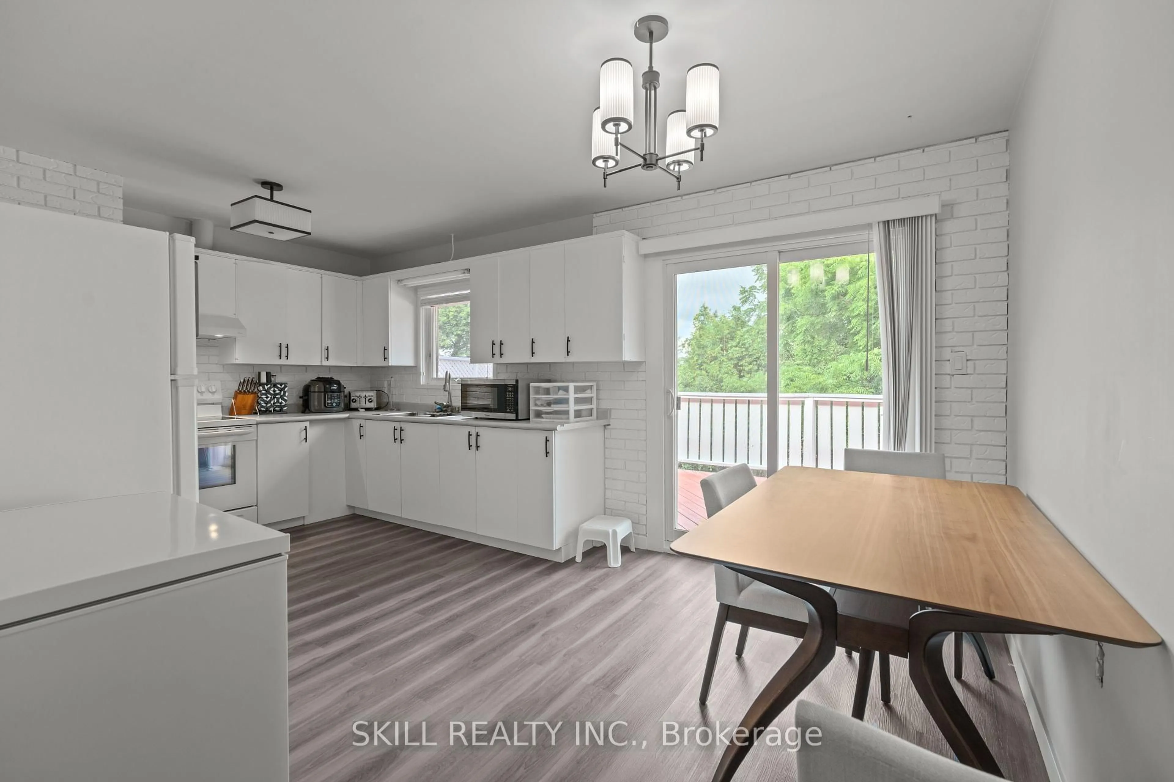 Open concept kitchen, wood/laminate floor for 138 Chelford Cres, Waterloo Ontario N2J 3T5