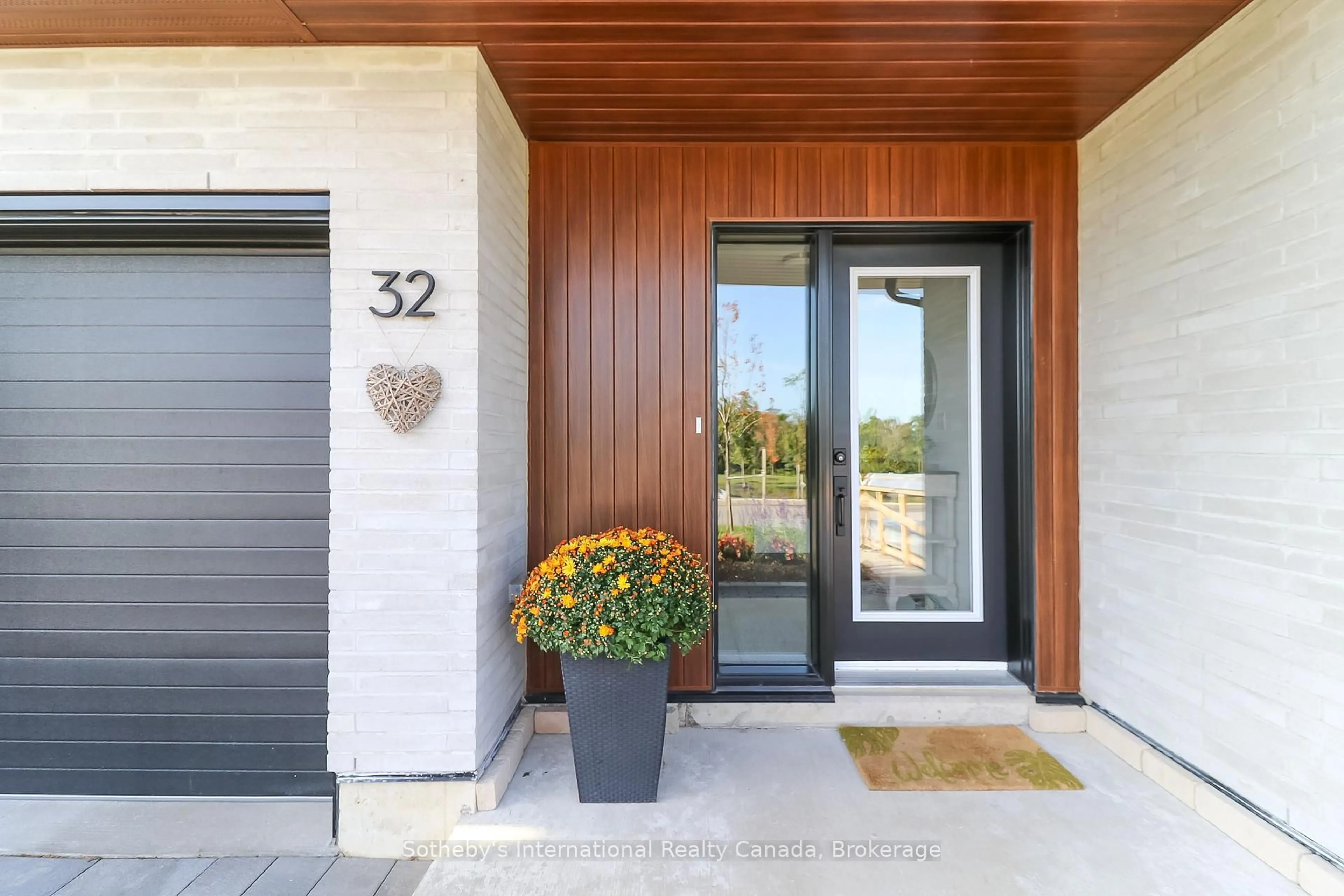 Indoor entryway for 117 Sladden Crt #32, Blue Mountains Ontario N0H 2P0