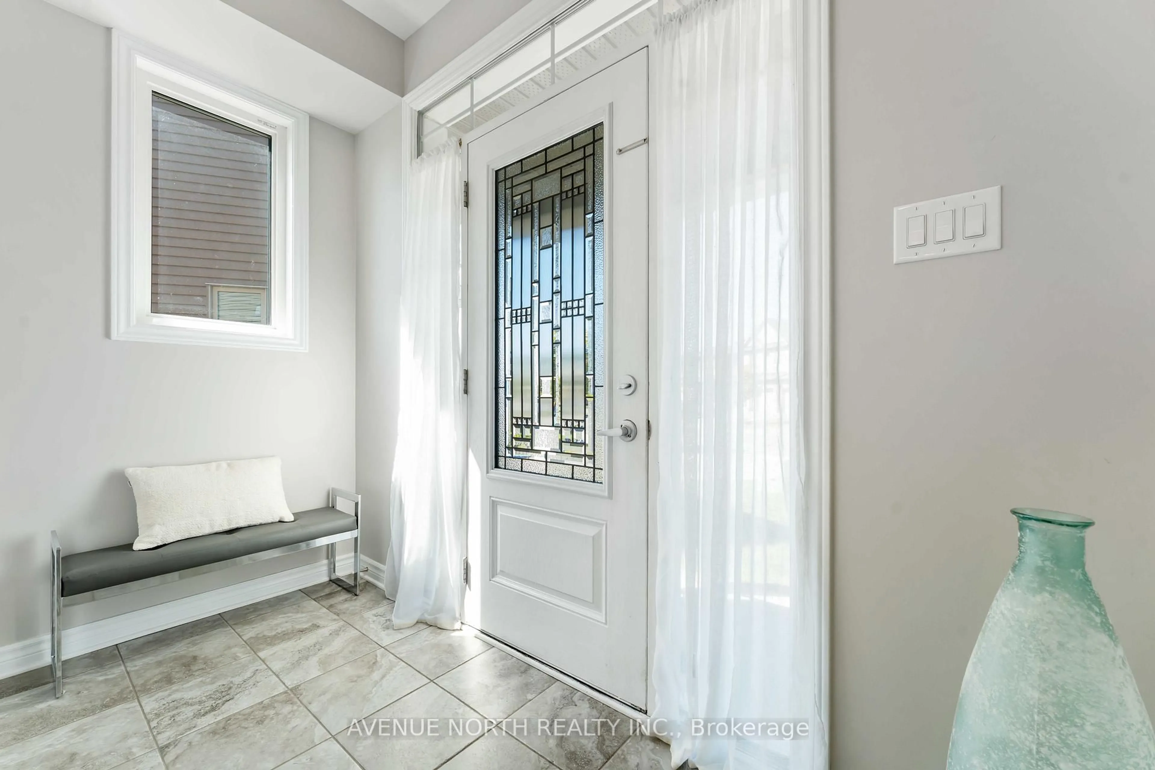 Indoor entryway for 152 Yellowcress Way, Ottawa Ontario K4A 1C4
