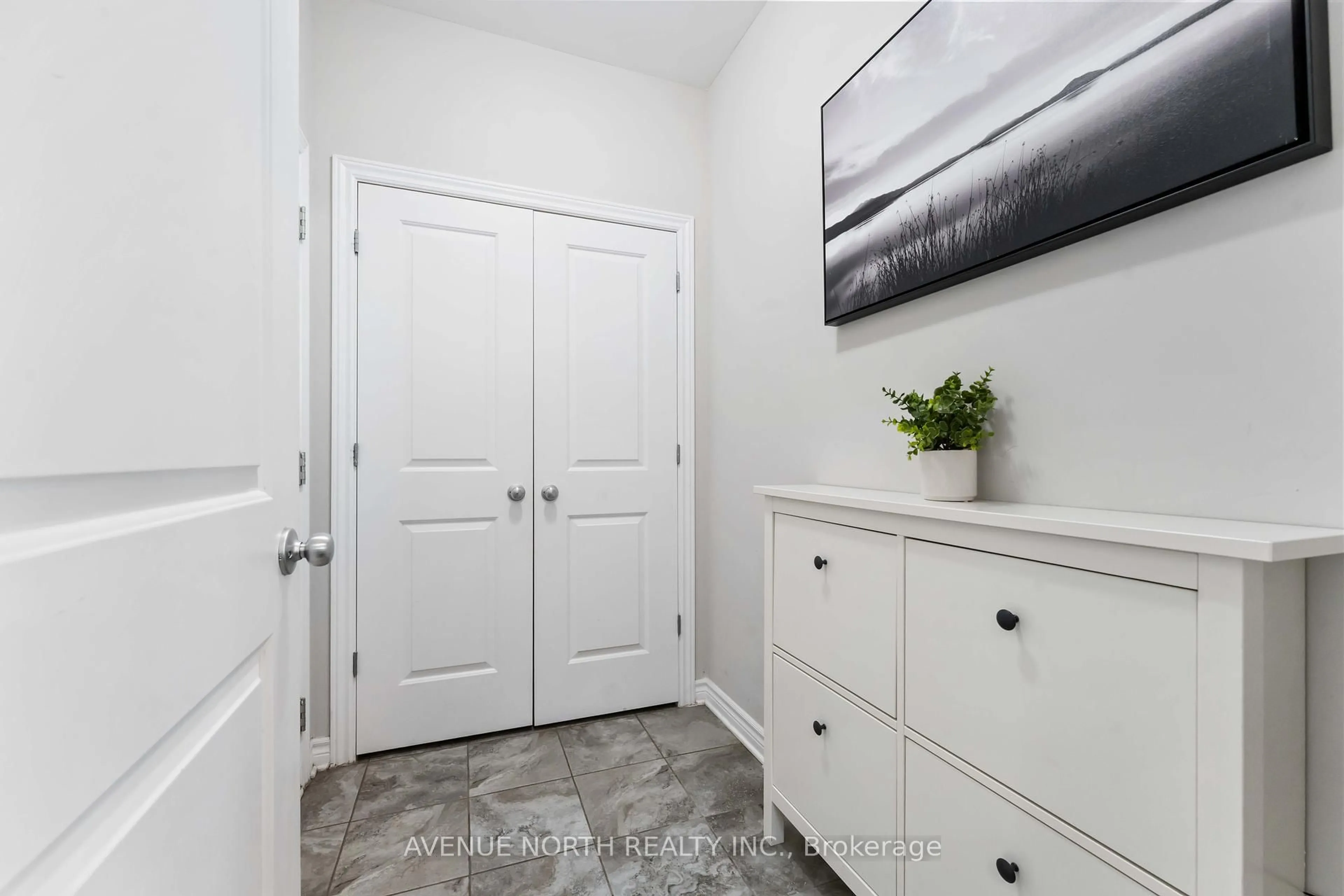 Indoor entryway for 152 Yellowcress Way, Ottawa Ontario K4A 1C4