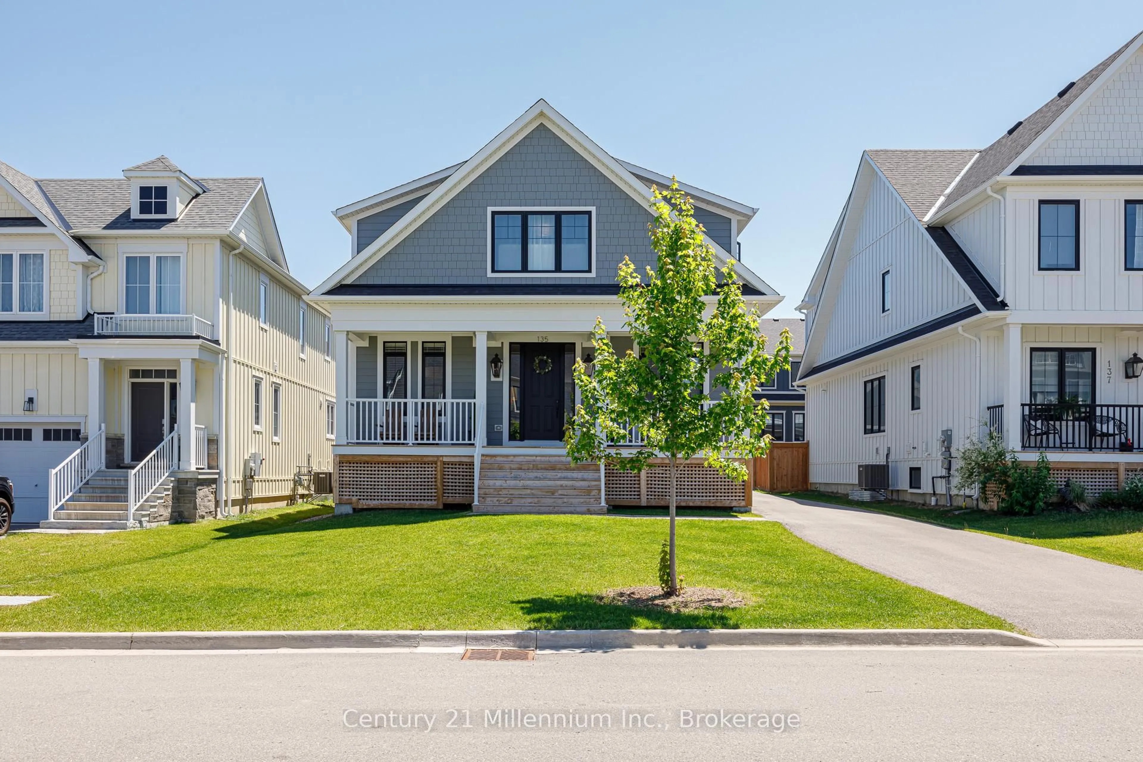 Home with vinyl exterior material, street for 135 Sycamore St, Blue Mountains Ontario L9Y 0Y5