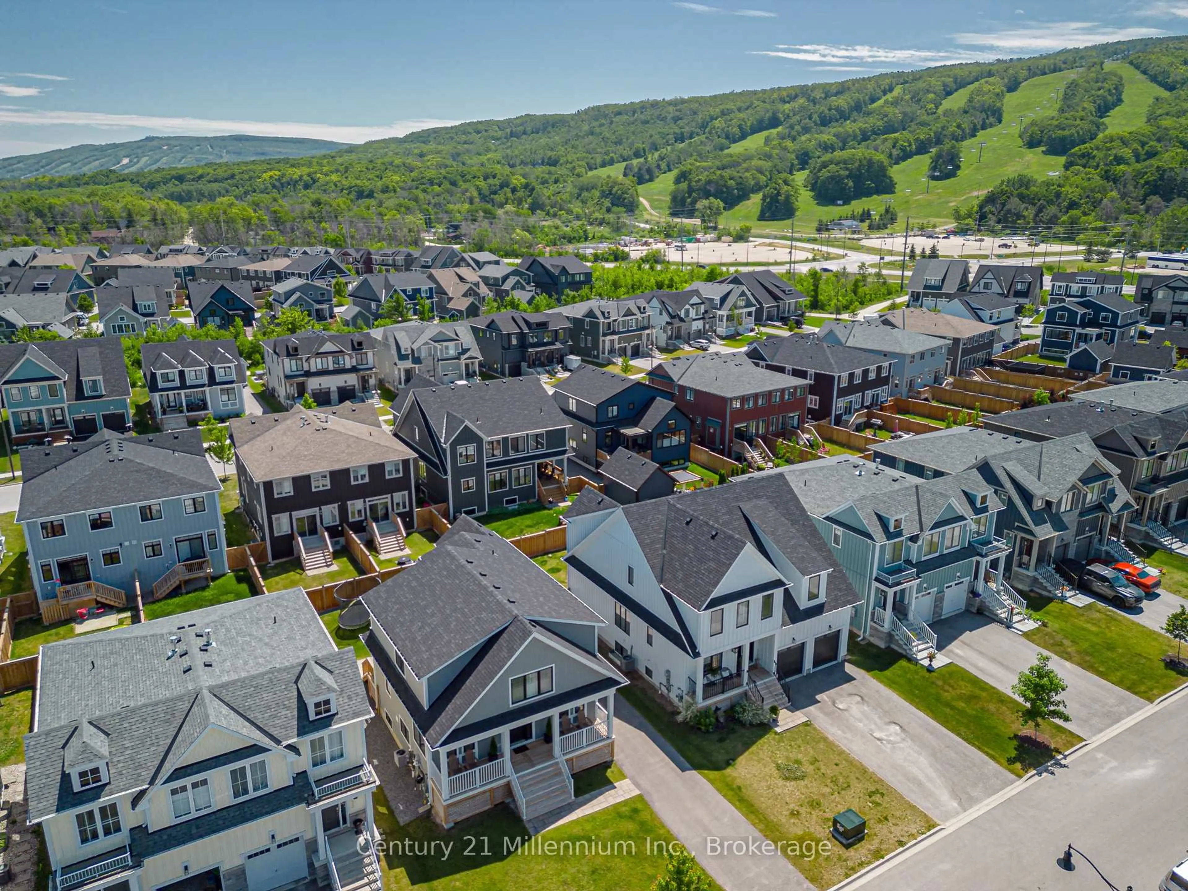 A pic from outside/outdoor area/front of a property/back of a property/a pic from drone, mountain view for 135 Sycamore St, Blue Mountains Ontario L9Y 0Y5