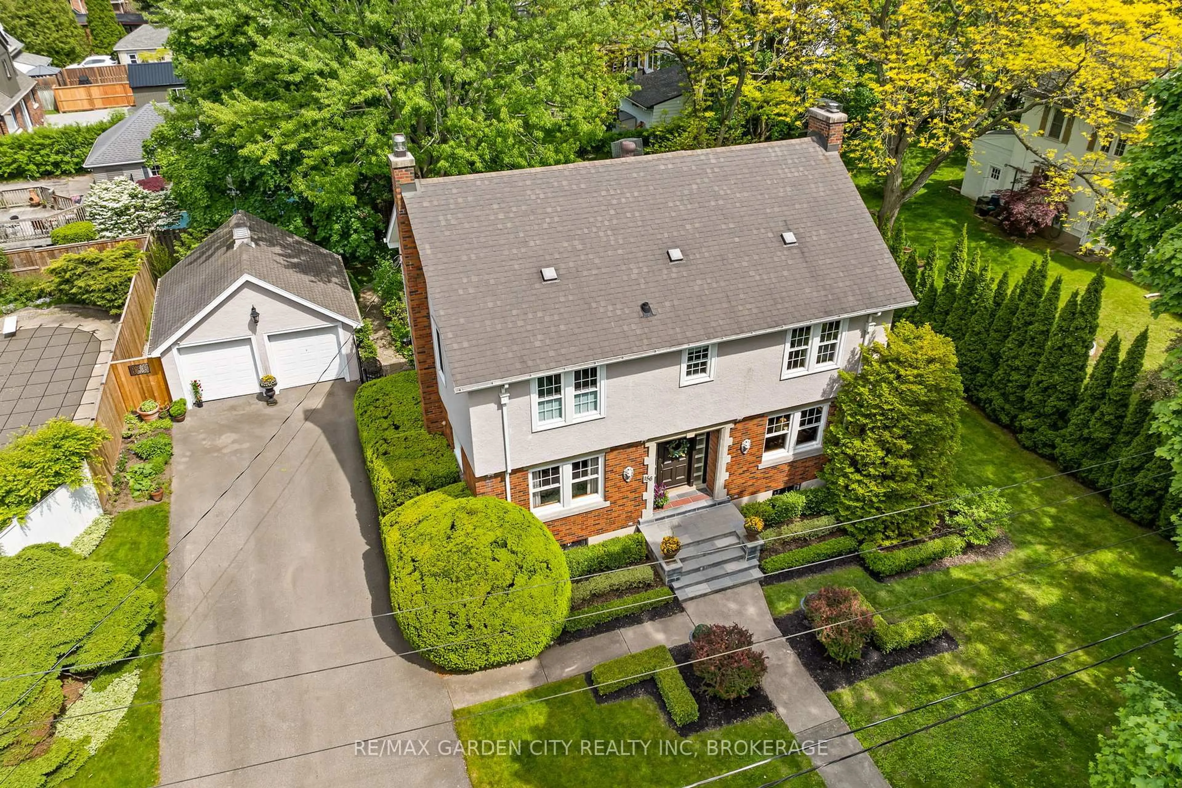 A pic from outside/outdoor area/front of a property/back of a property/a pic from drone, street for 156 EDGAR St, Welland Ontario L3C 1T1