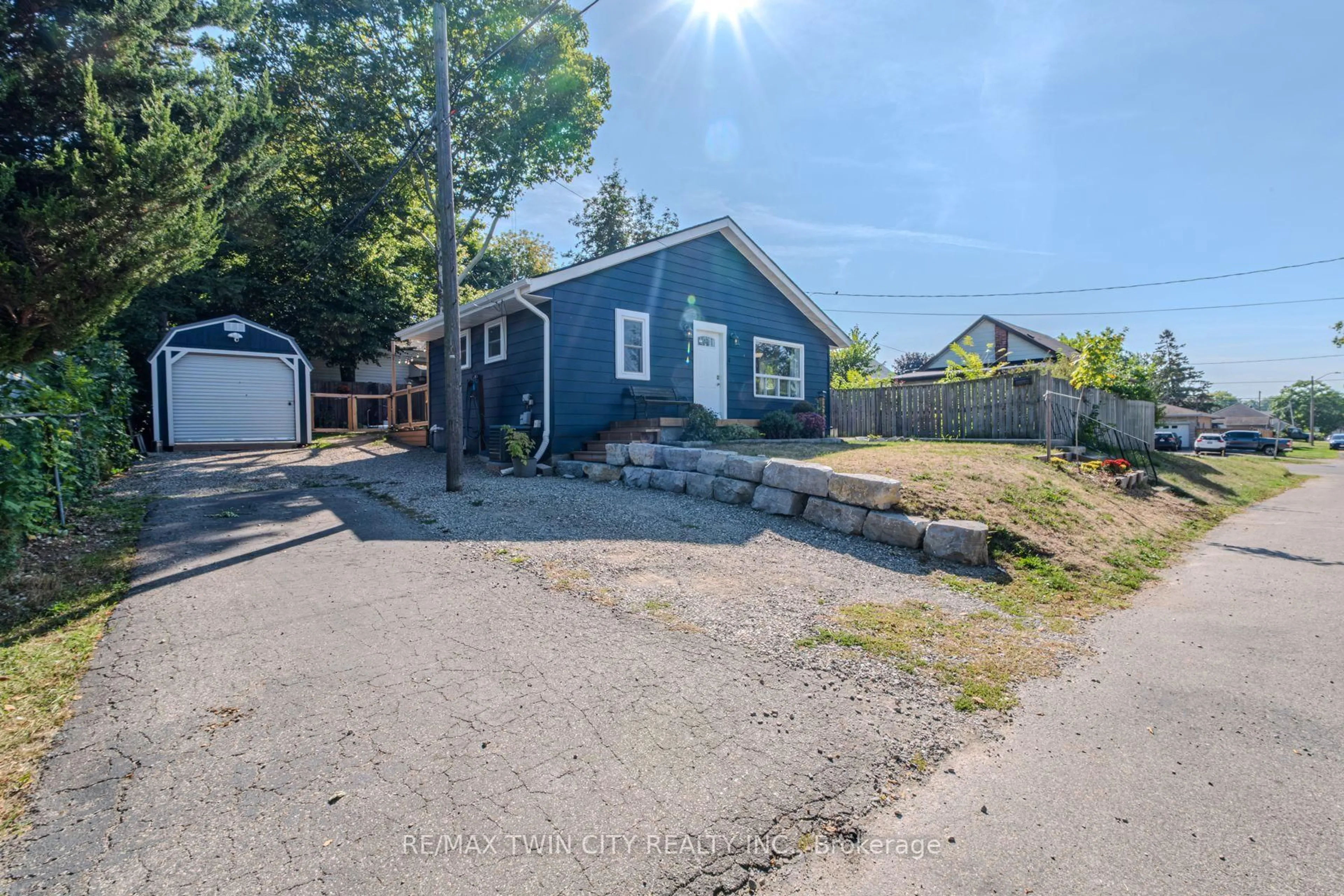 A pic from outside/outdoor area/front of a property/back of a property/a pic from drone, street for 37 Twelfth Ave, Brantford Ontario N3S 6P1