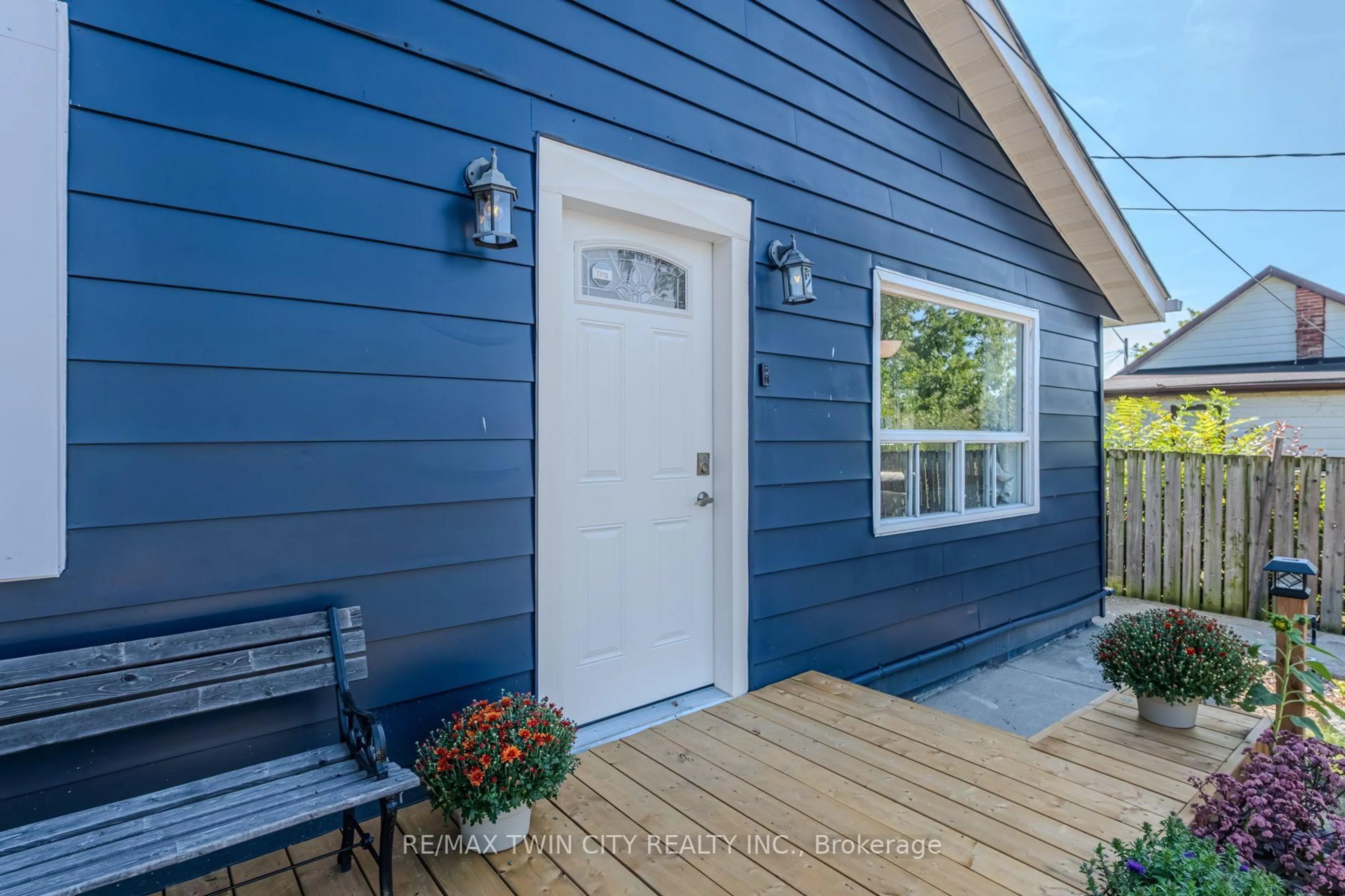 Home with vinyl exterior material, street for 37 Twelfth Ave, Brantford Ontario N3S 6P1