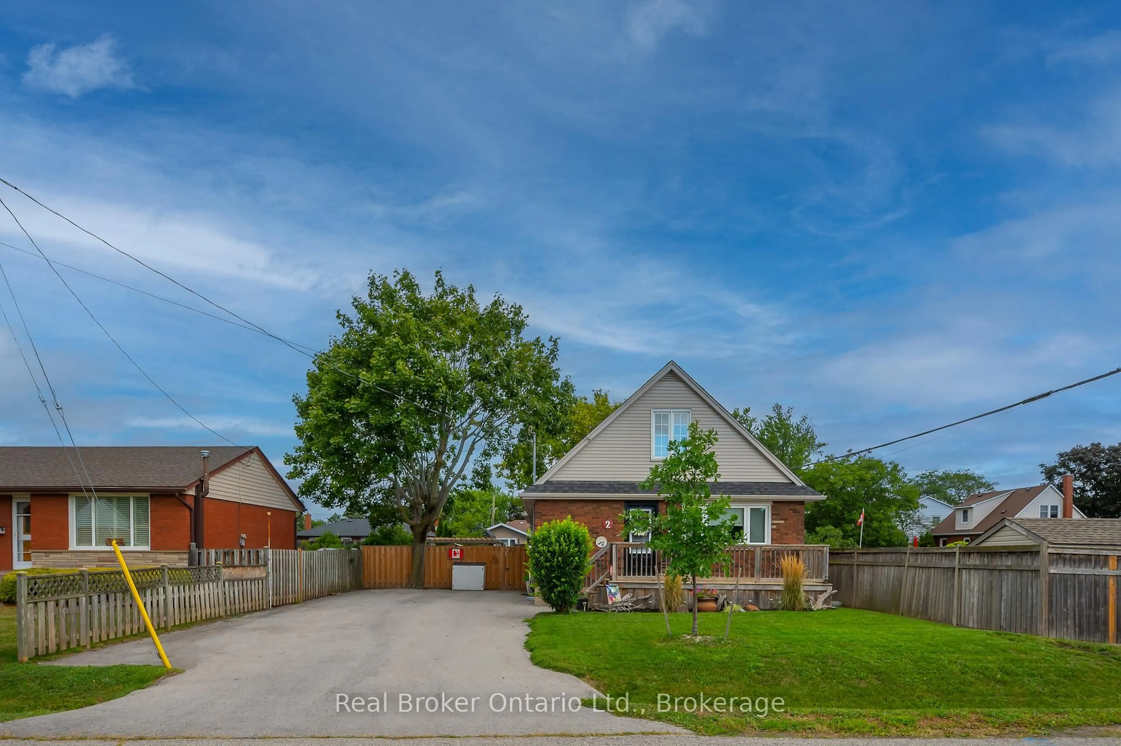 A pic from outside/outdoor area/front of a property/back of a property/a pic from drone, street for 2 Cherry Ave, Grimsby Ontario L3M 2G9