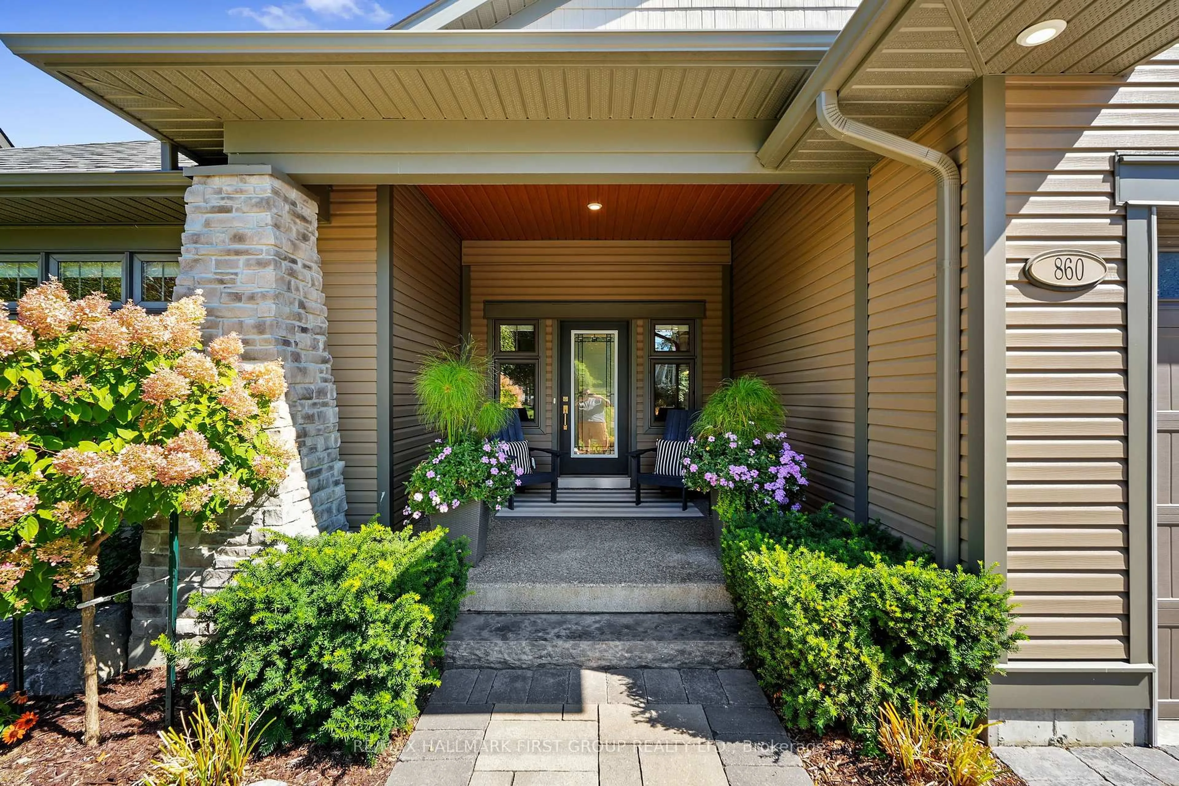 Indoor entryway for 860 Burnham St, Cobourg Ontario K9A 2X7