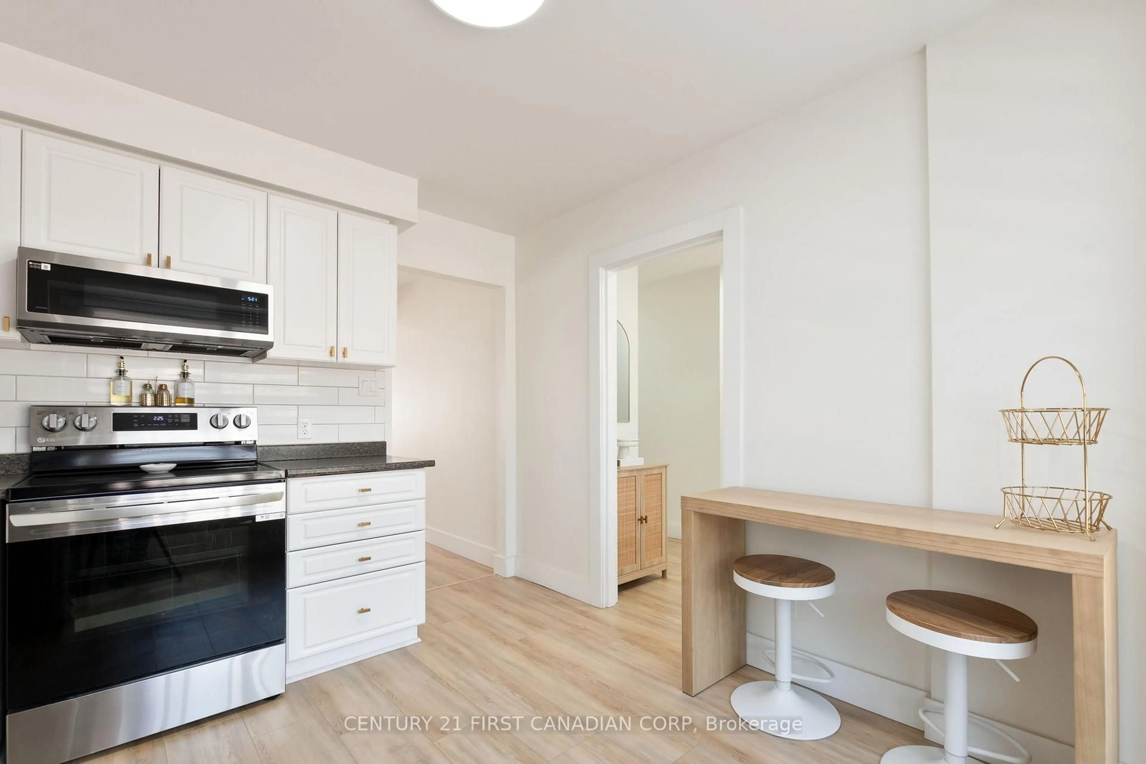 Standard kitchen, wood/laminate floor for 35 Waterman Ave #60, London South Ontario N6C 5T8