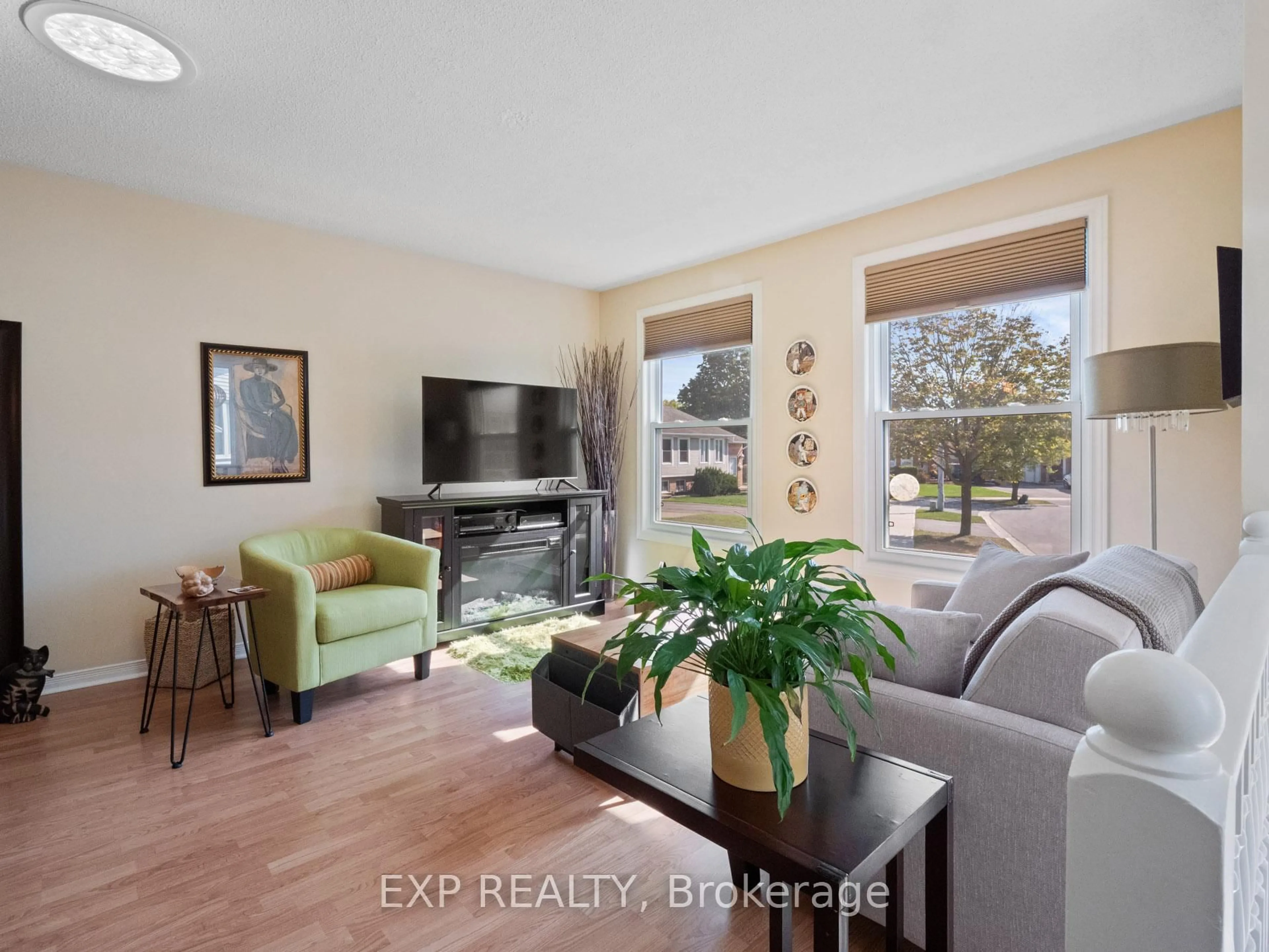 Living room with furniture, unknown for 36 RAINBOW Crt, Welland Ontario L3C 6R4