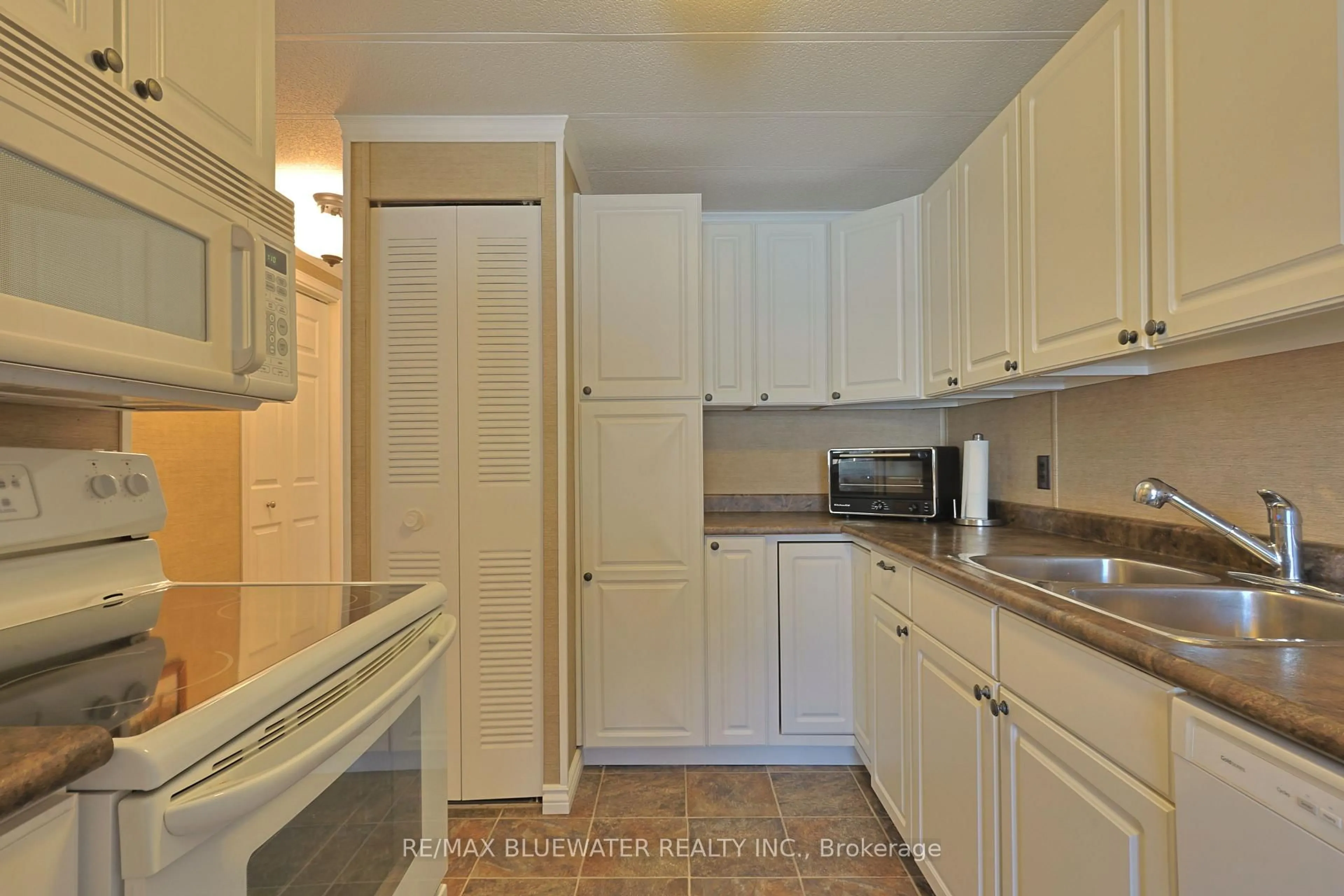 Standard kitchen, ceramic/tile floor for 199 Pebble Beach Pkwy, South Huron Ontario N0M 1T0