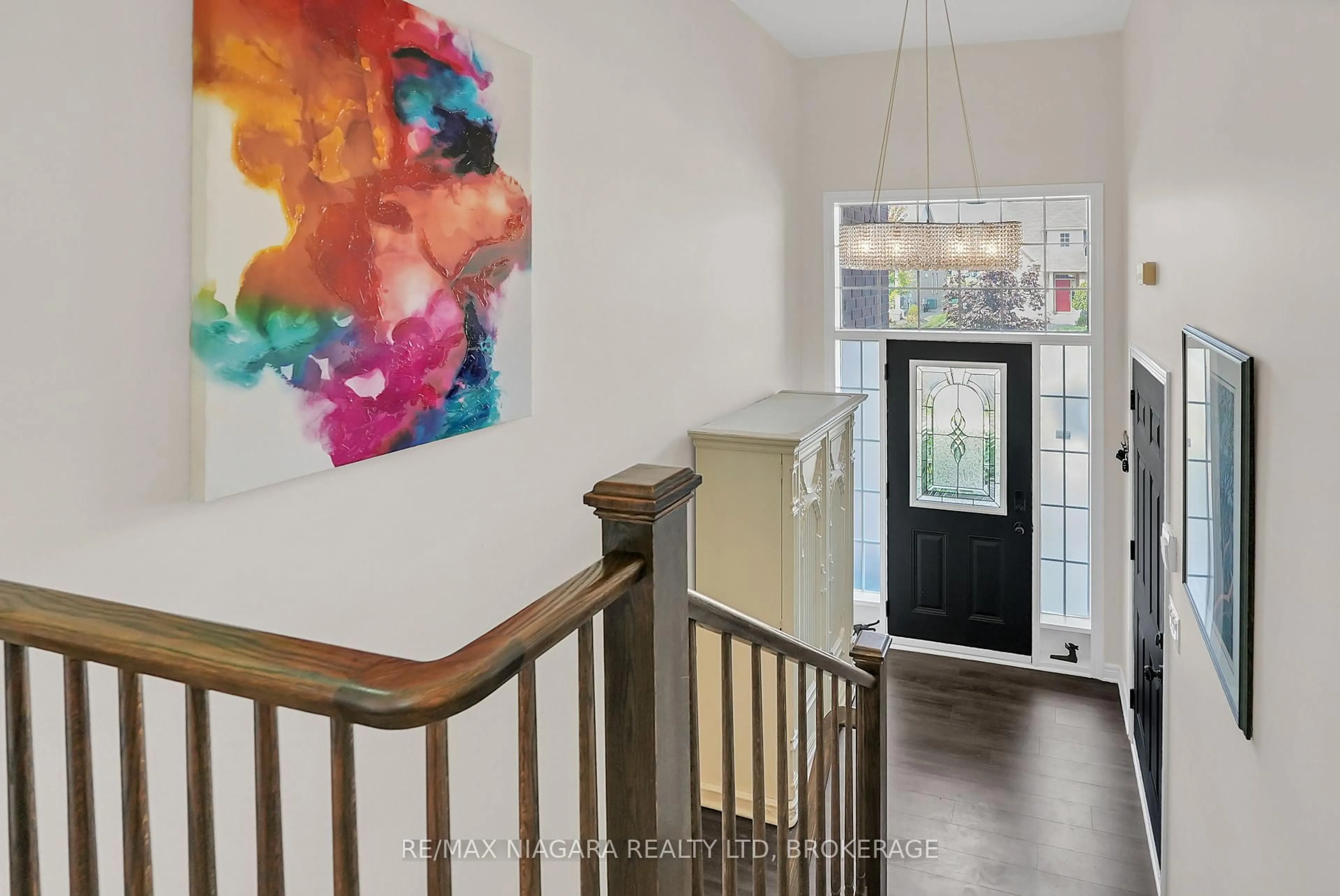 Indoor entryway for 8738 Upper Canada Dr, Niagara Falls Ontario L2H 0B8