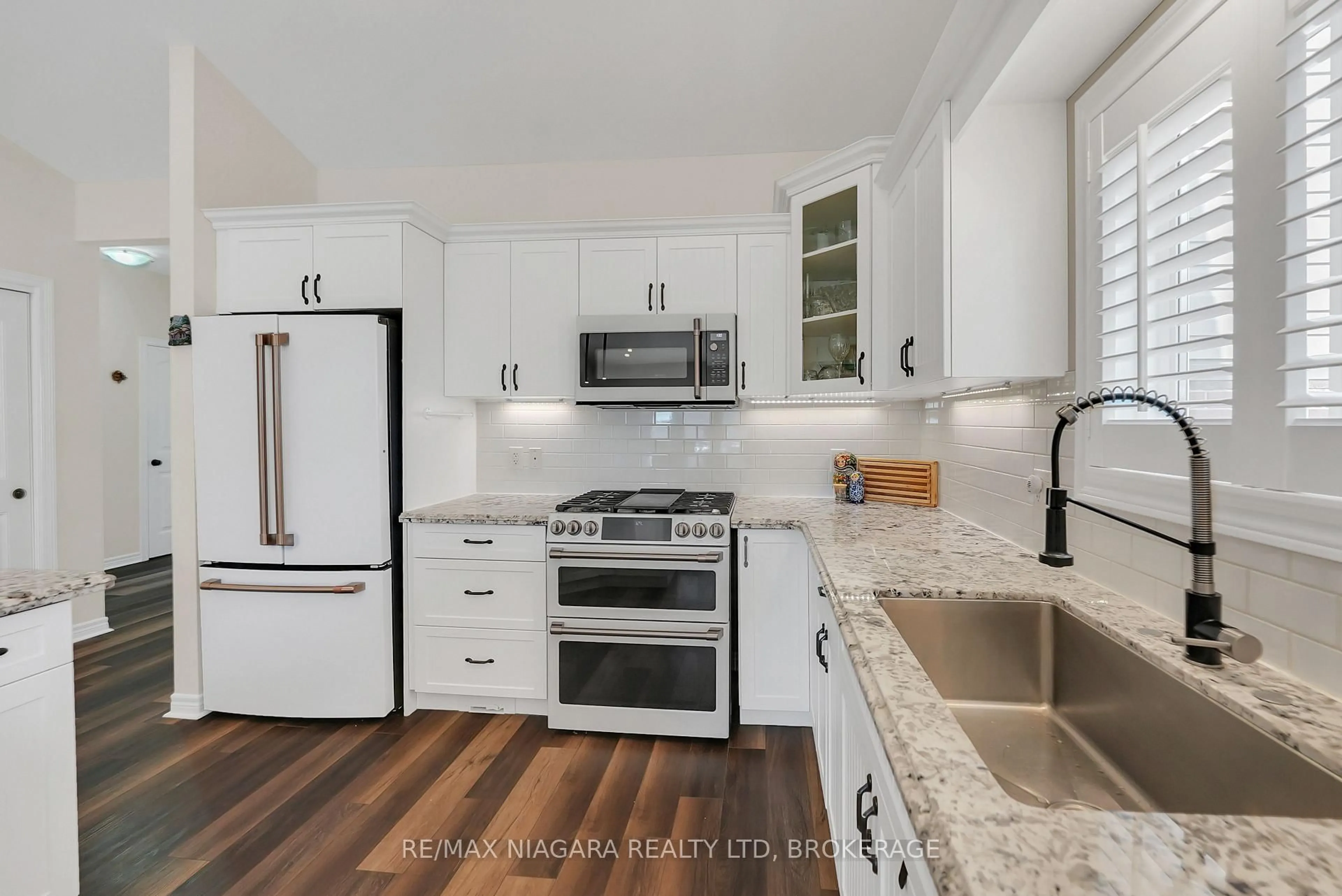 Open concept kitchen, ceramic/tile floor for 8738 Upper Canada Dr, Niagara Falls Ontario L2H 0B8