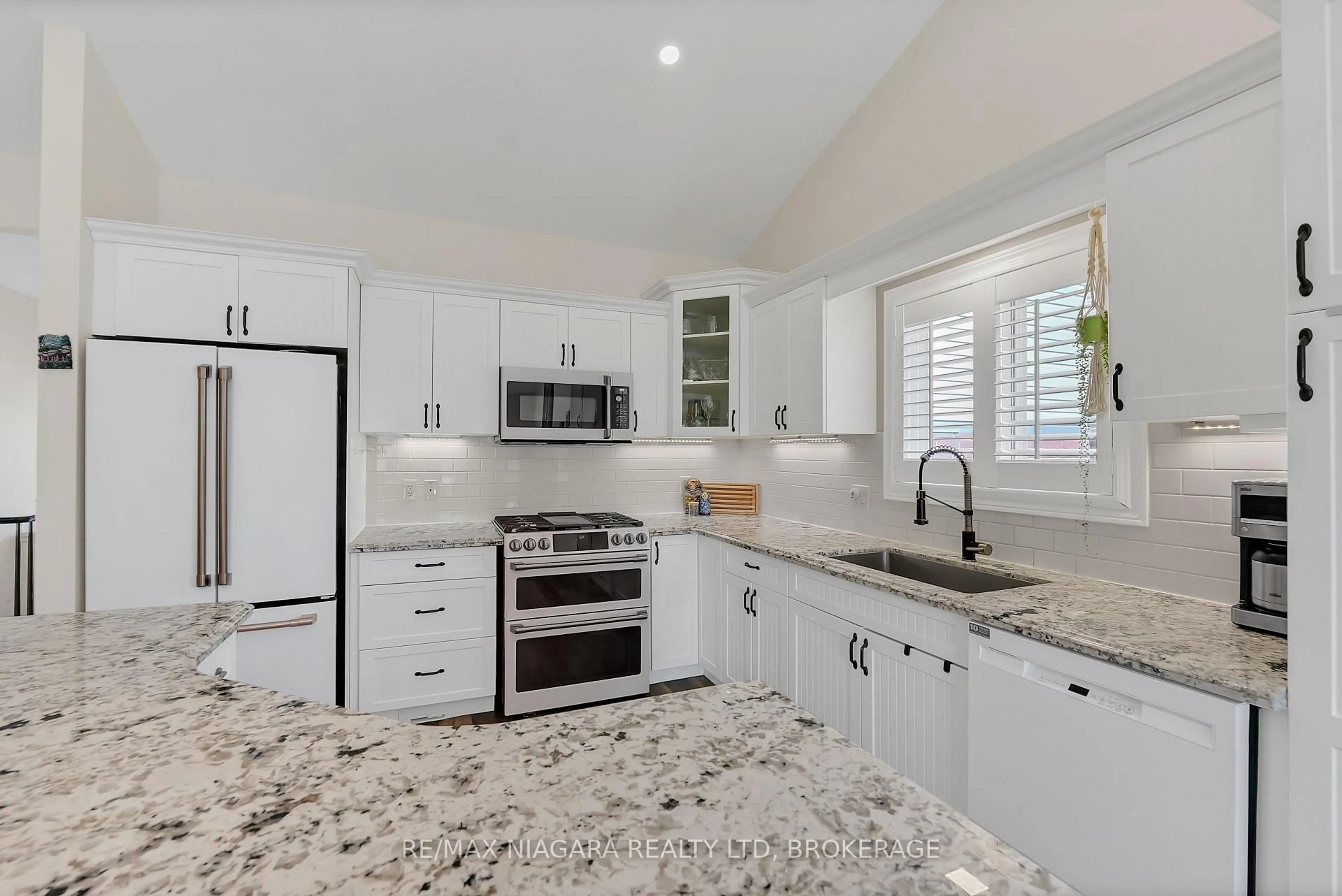 Open concept kitchen, ceramic/tile floor for 8738 Upper Canada Dr, Niagara Falls Ontario L2H 0B8