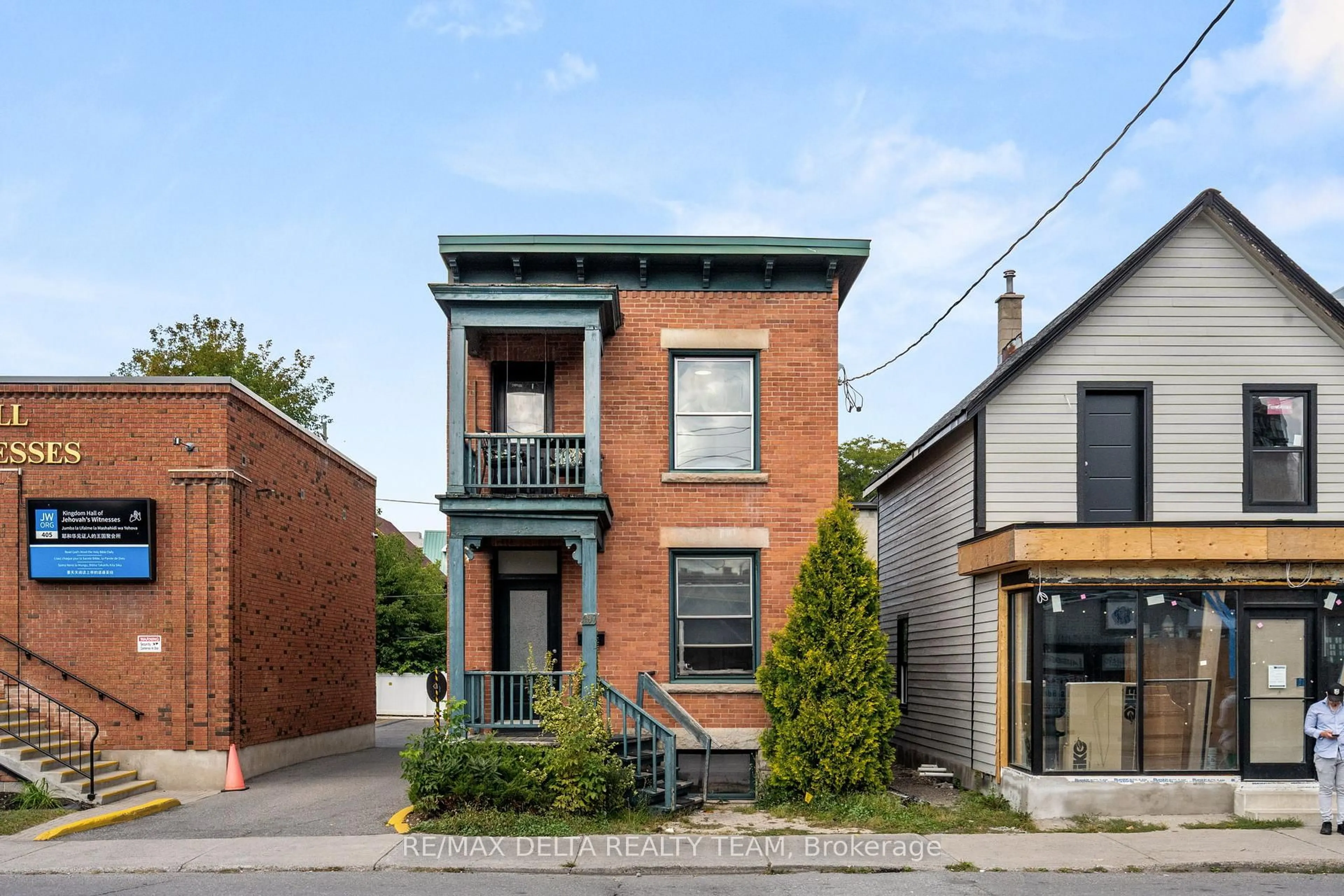 Home with brick exterior material, street for 397 Gladstone Ave, Ottawa Ontario K2P 0Y9