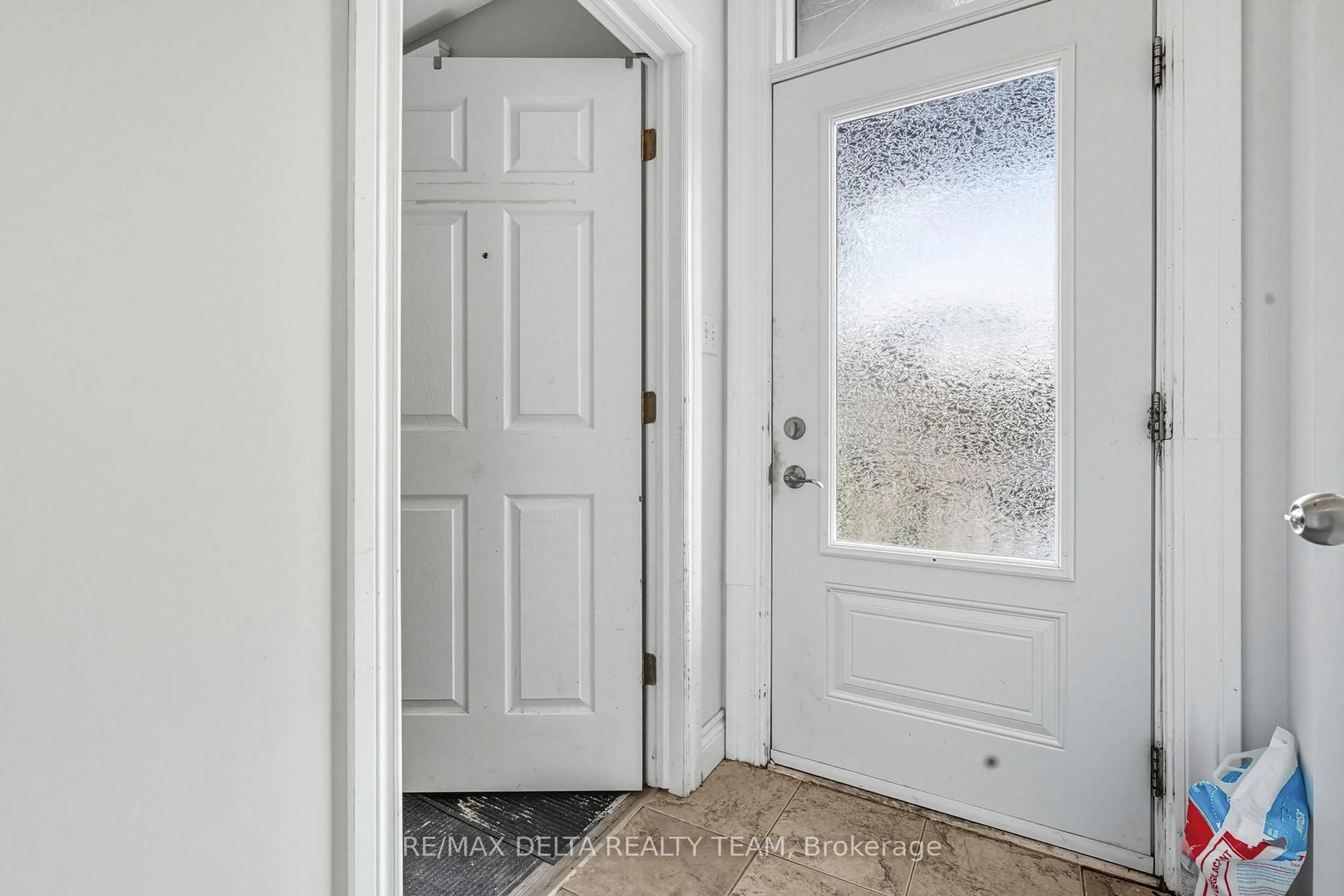 Indoor entryway for 397 Gladstone Ave, Ottawa Ontario K2P 0Y9
