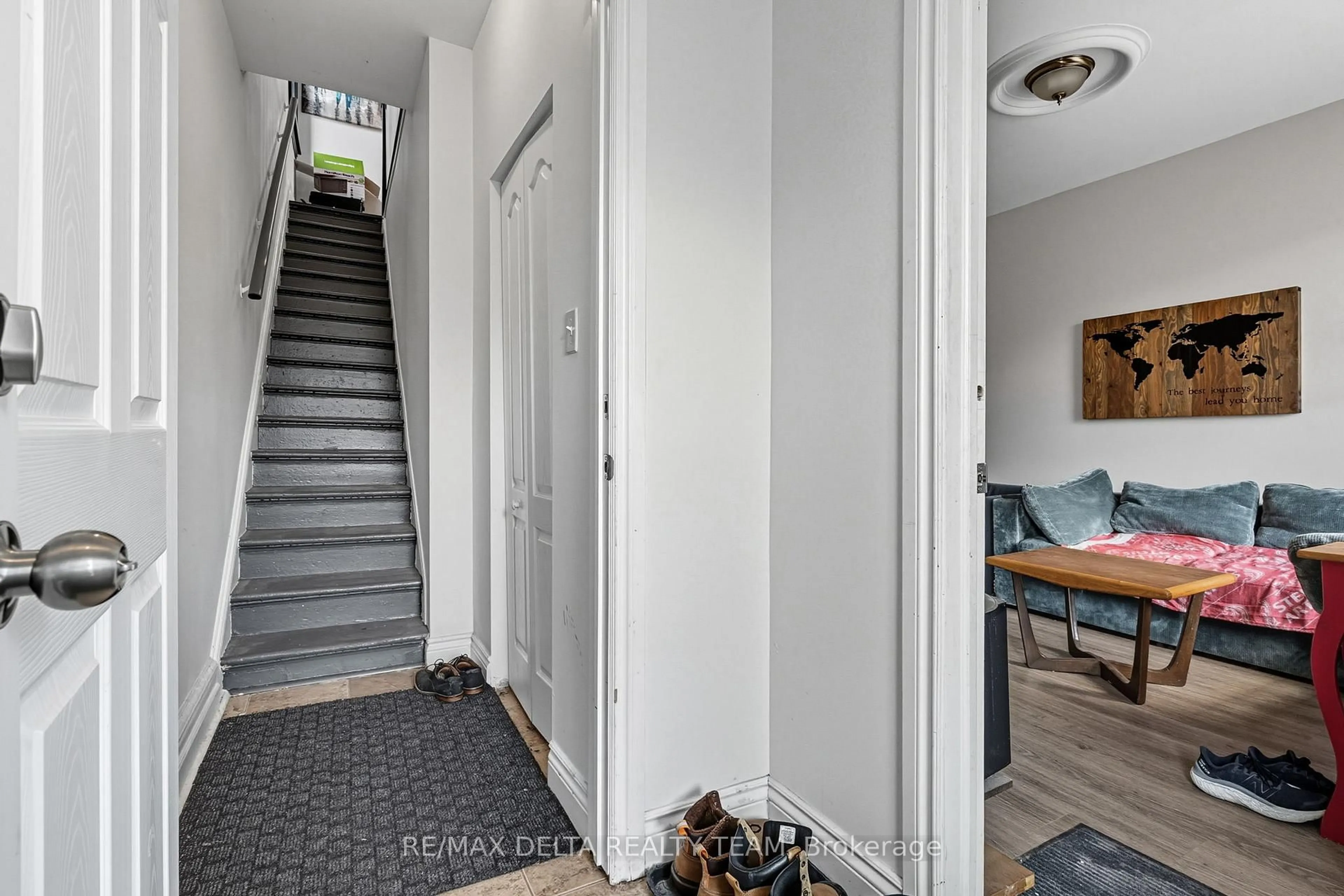 Indoor entryway for 397 Gladstone Ave, Ottawa Ontario K2P 0Y9