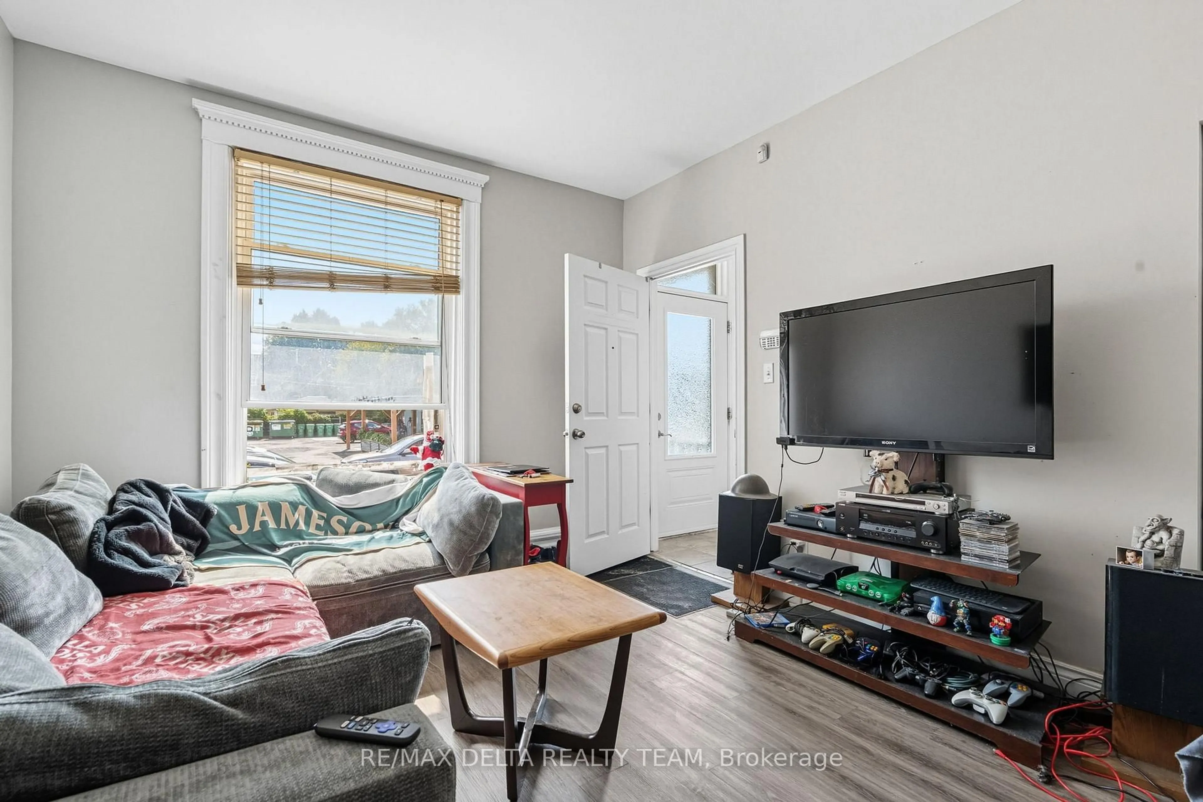 Living room with furniture, unknown for 397 Gladstone Ave, Ottawa Ontario K2P 0Y9