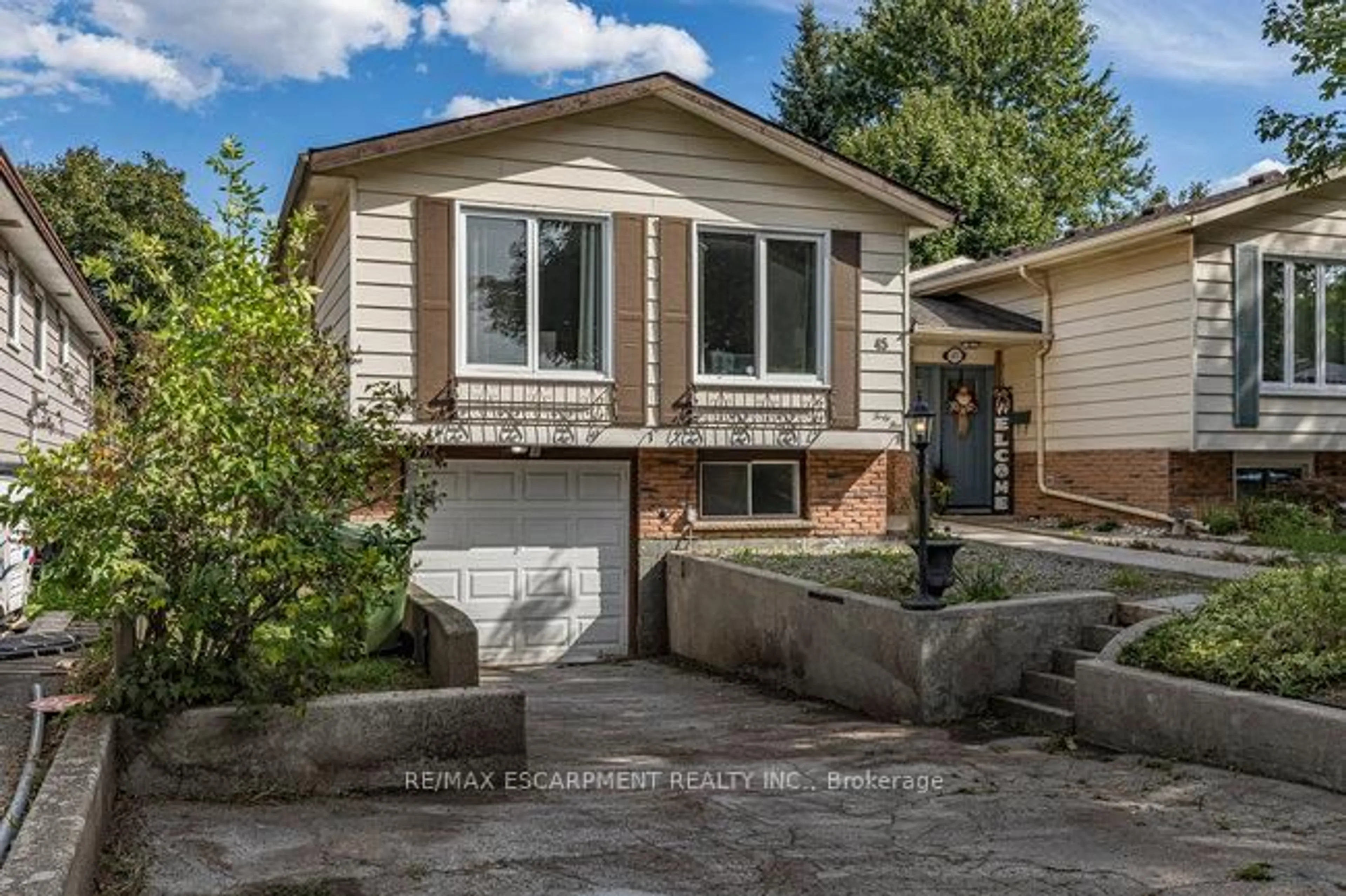 Home with vinyl exterior material, street for 45 Fonthill Rd, Hamilton Ontario L9C 6A1
