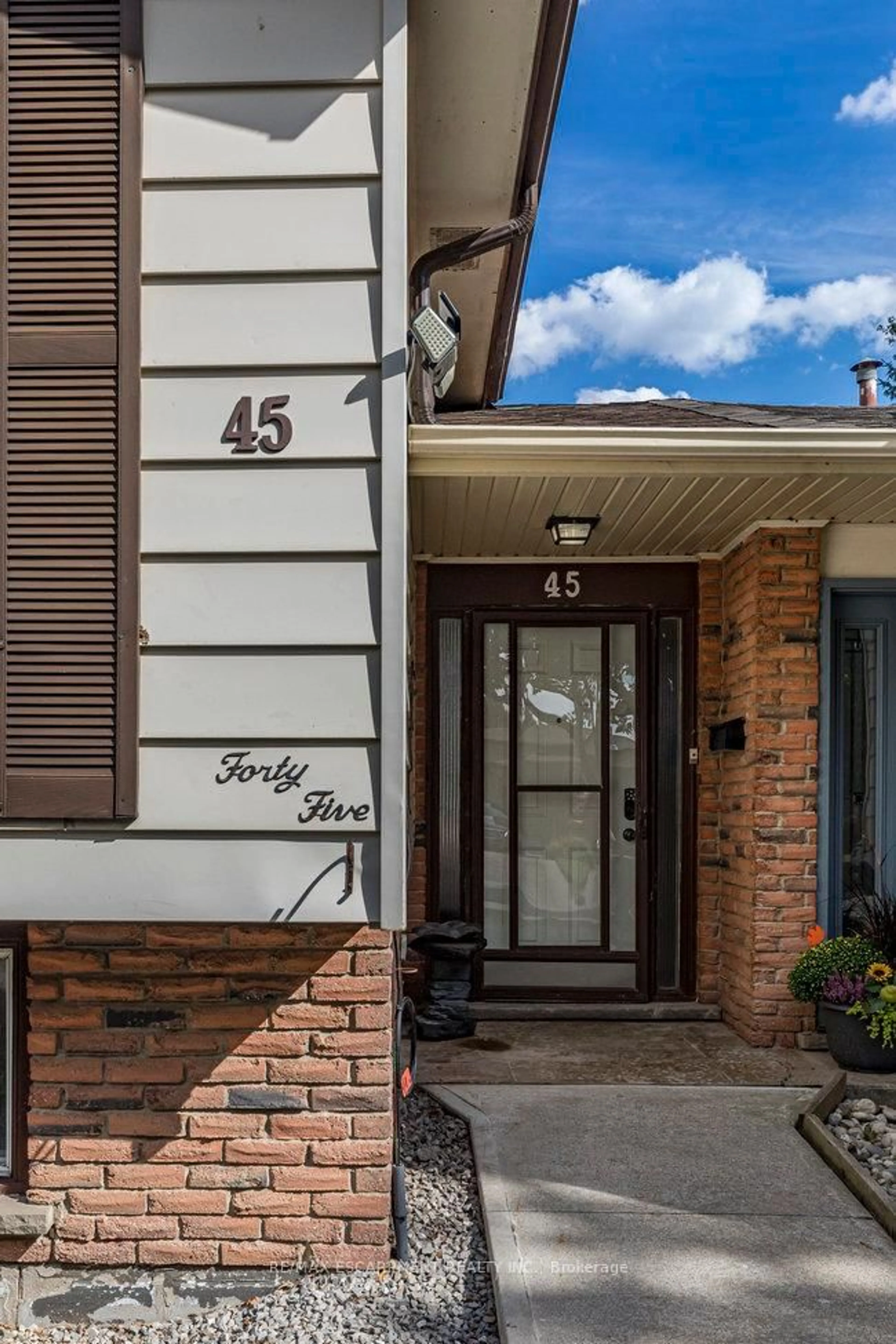 Indoor entryway for 45 Fonthill Rd, Hamilton Ontario L9C 6A1