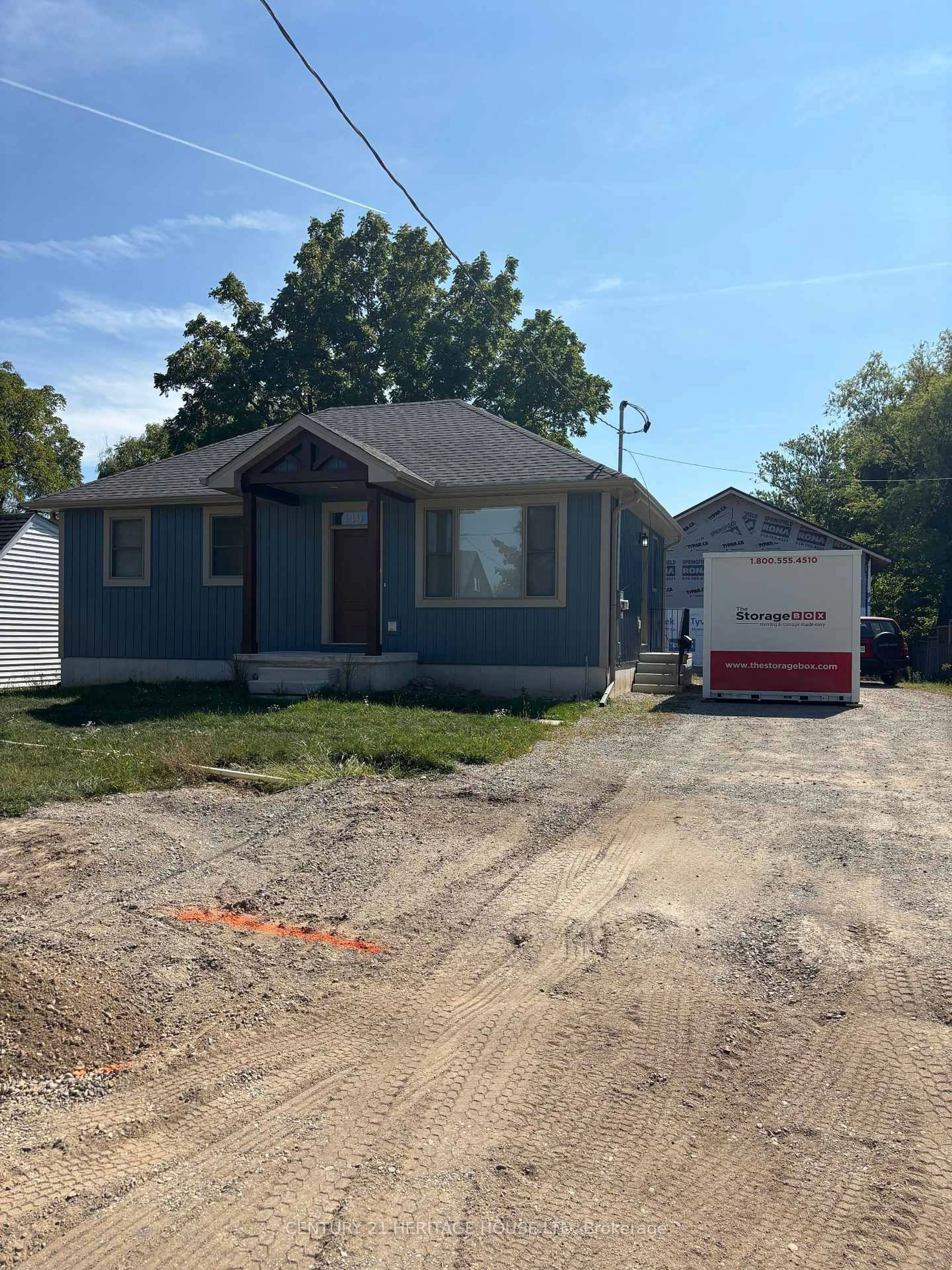 Home with vinyl exterior material, street for 149 Chestnut St, St. Thomas Ontario N5R 2B3