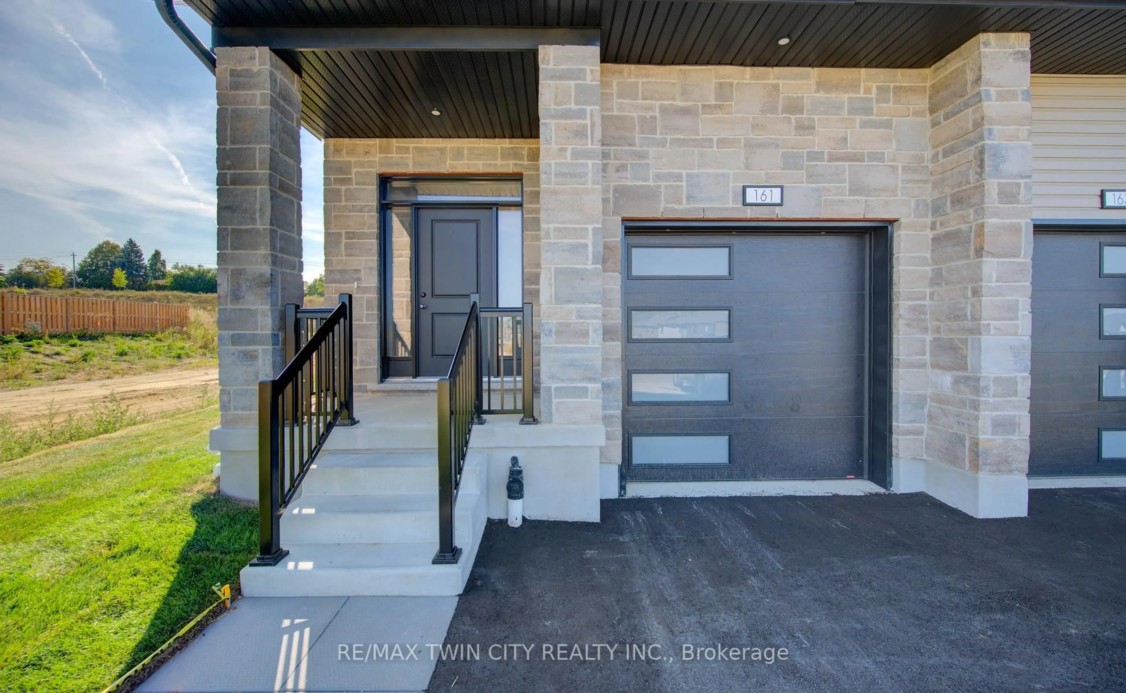 Indoor entryway for 161 Dunnigan Dr, Kitchener Ontario N2B 0B1