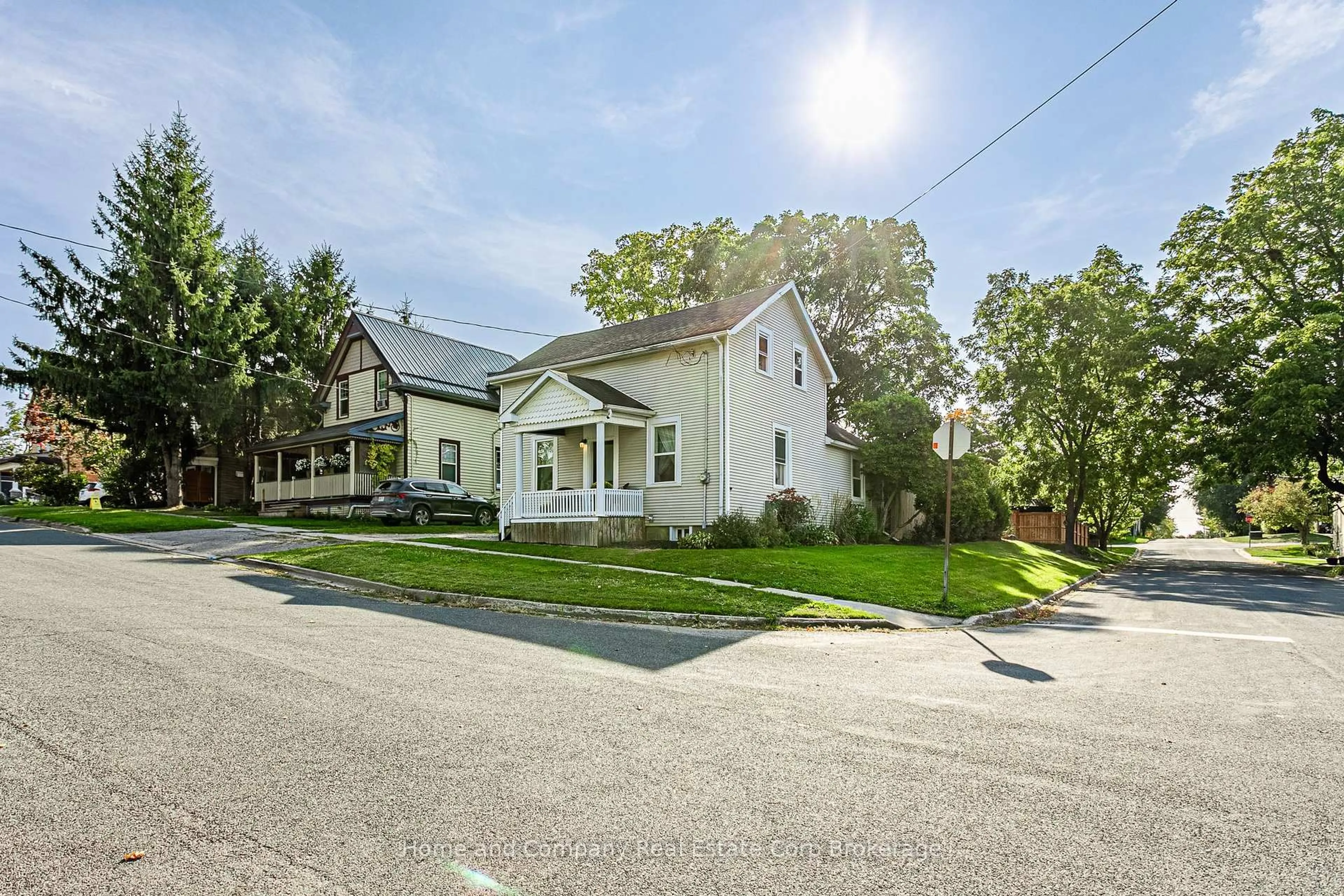 A pic from outside/outdoor area/front of a property/back of a property/a pic from drone, street for 52 Ontario St, St. Marys Ontario N4X 1C8