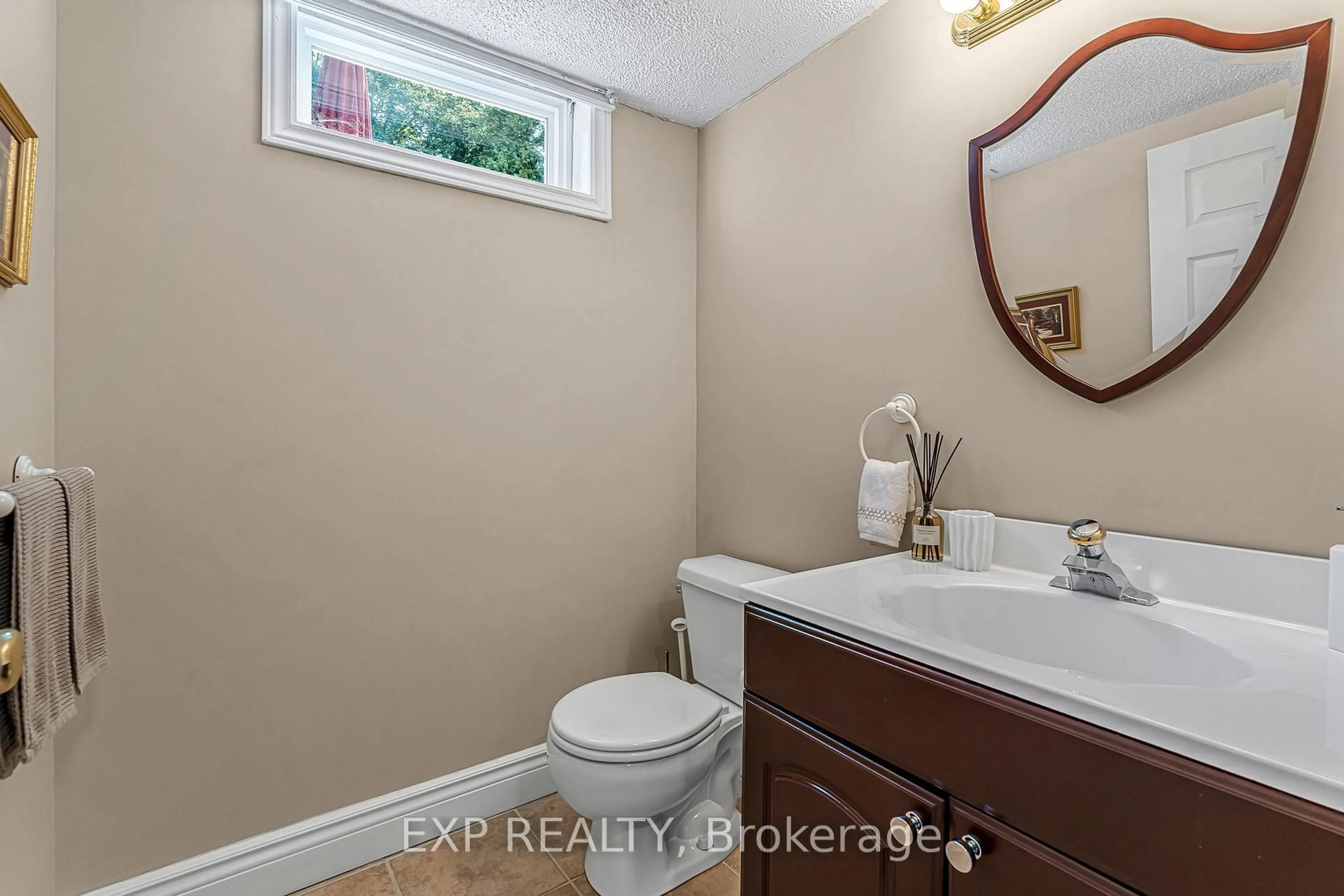 Standard bathroom, ceramic/tile floor for 158 Broad Leaf Cres, Hamilton Ontario L9G 3M5