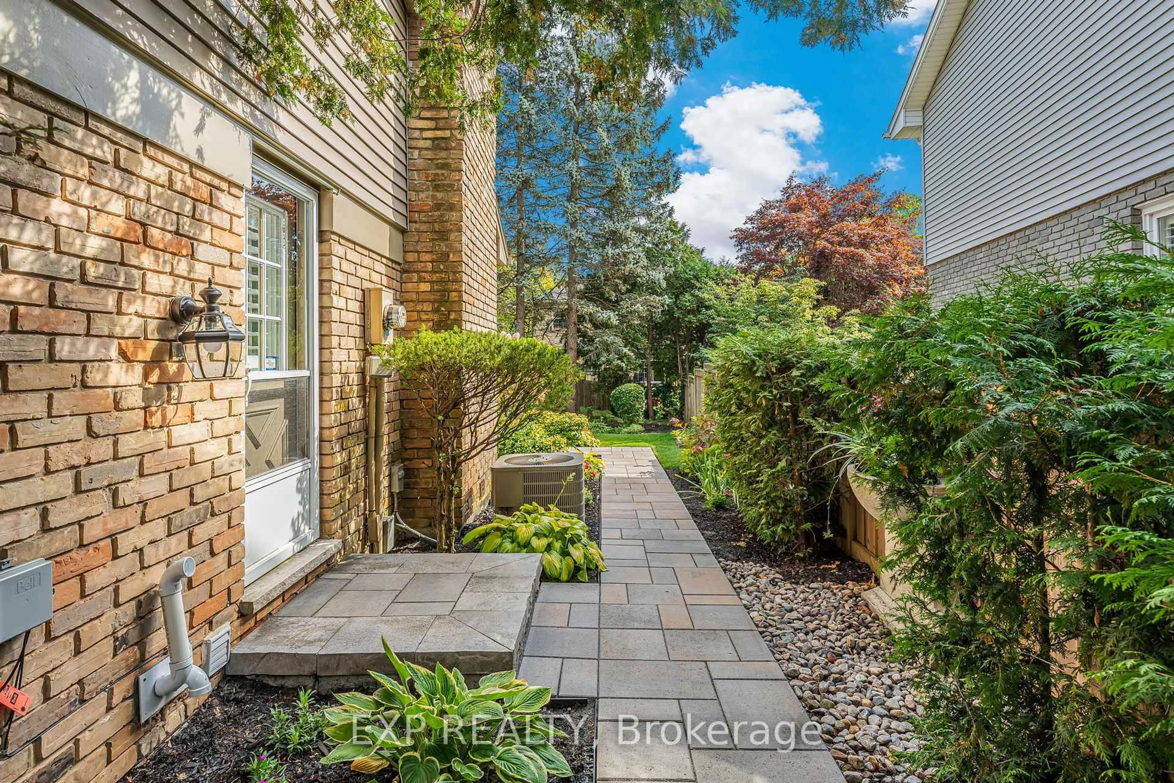 Patio, street for 158 Broad Leaf Cres, Hamilton Ontario L9G 3M5