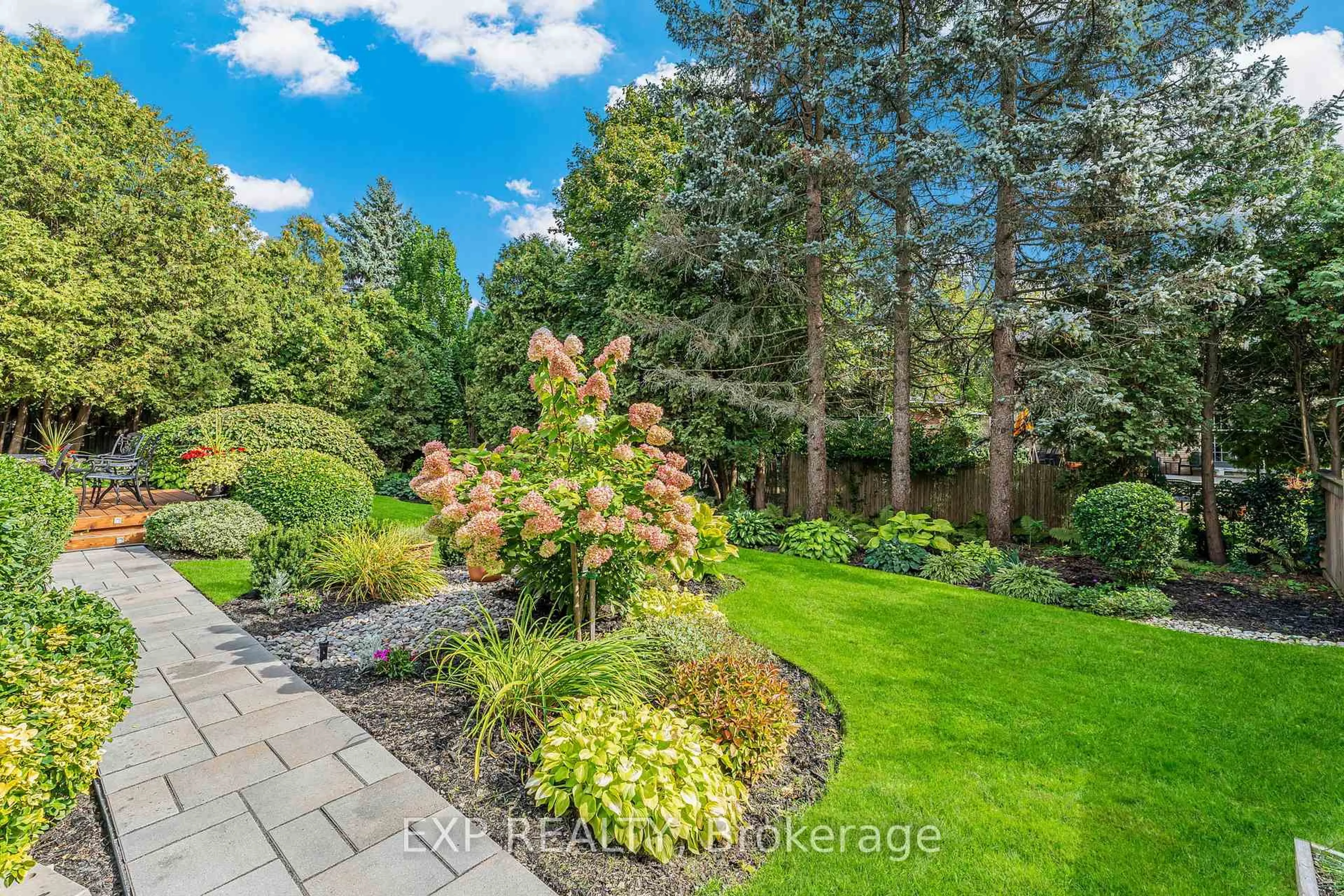 A pic from outside/outdoor area/front of a property/back of a property/a pic from drone, unknown for 158 Broad Leaf Cres, Hamilton Ontario L9G 3M5