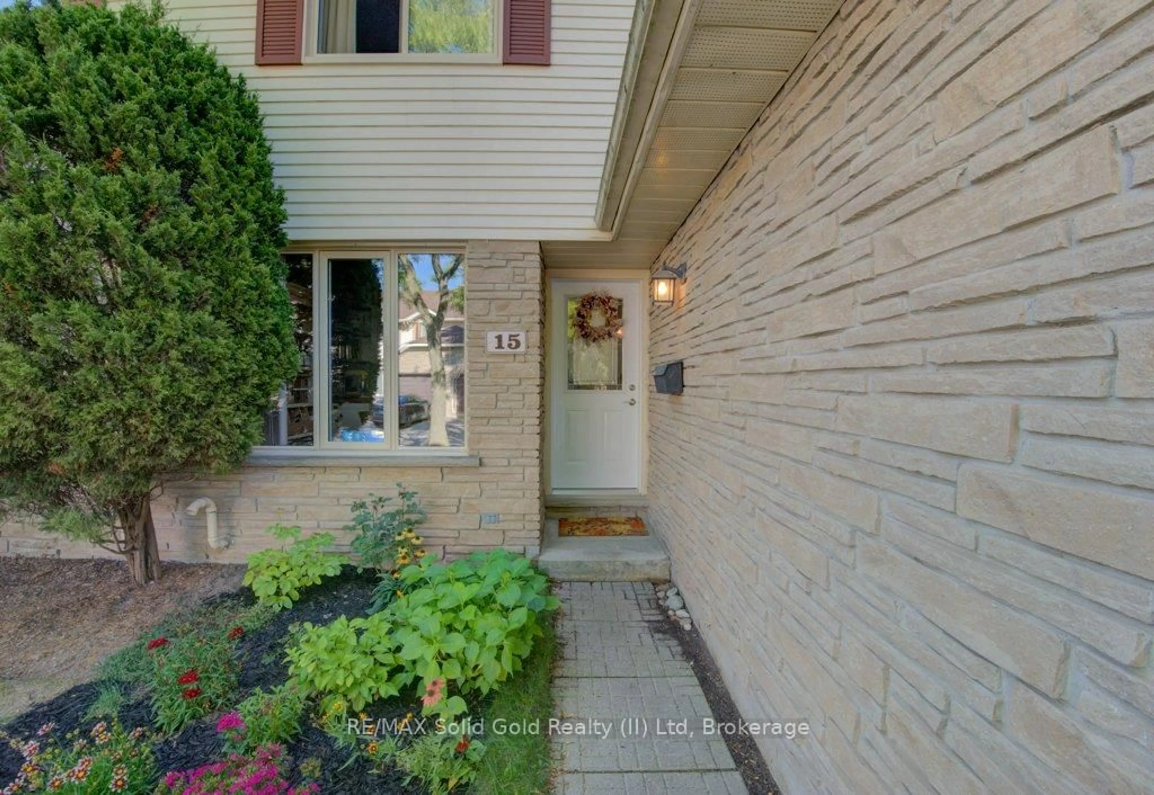 Indoor entryway for 476 Kingscourt Dr #15, Waterloo Ontario N2K 3R3