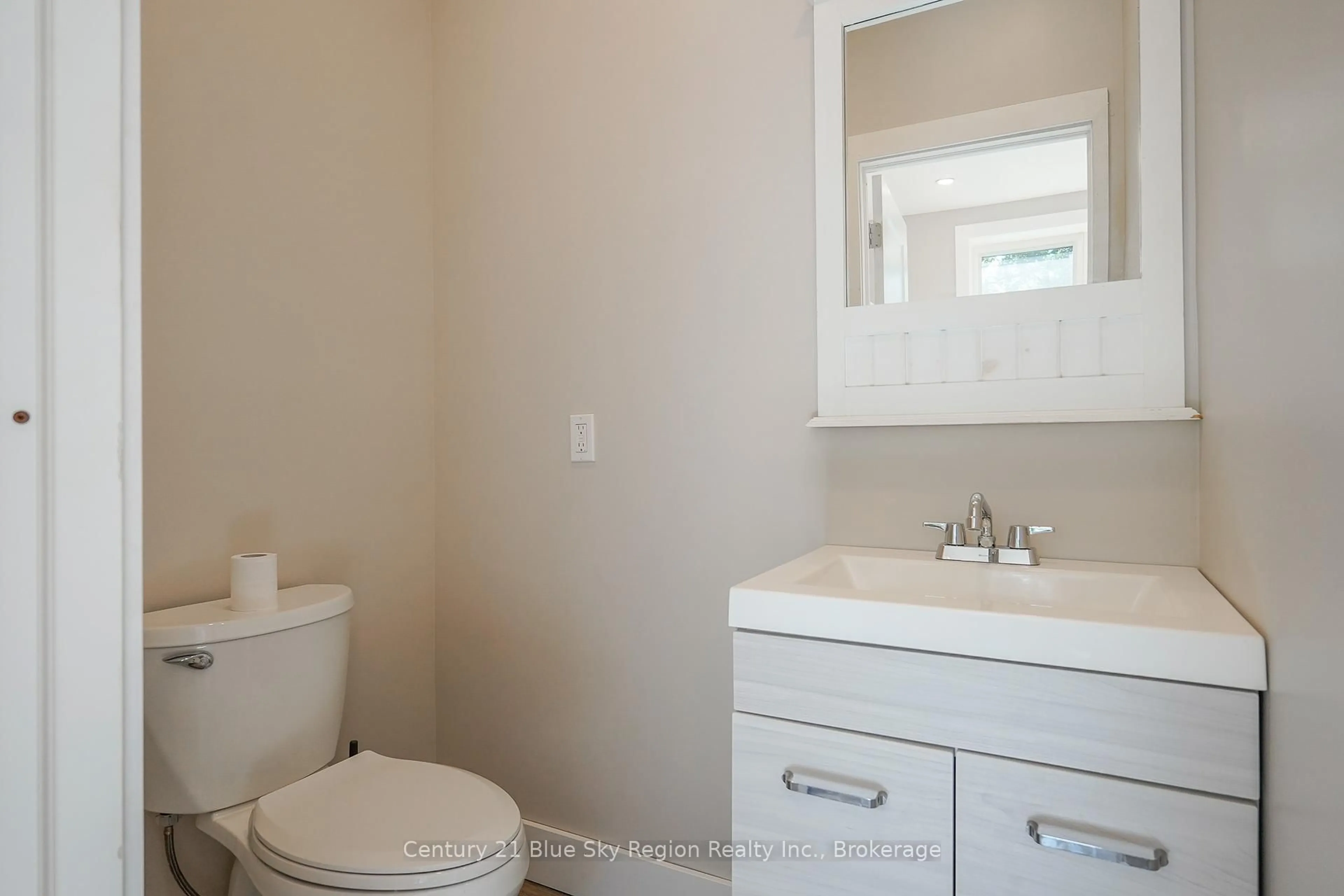 Standard bathroom, ceramic/tile floor for 575 JANE St, North Bay Ontario P1B 3G9