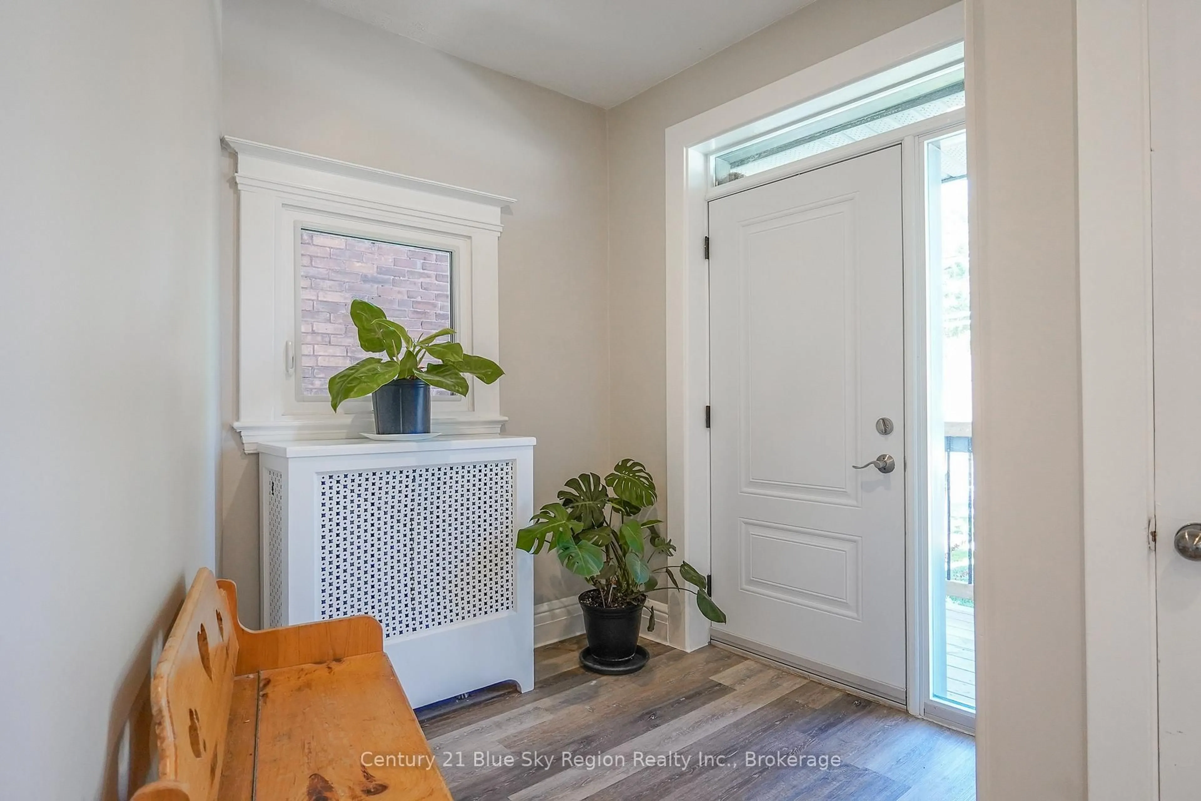 Indoor entryway for 575 JANE St, North Bay Ontario P1B 3G9