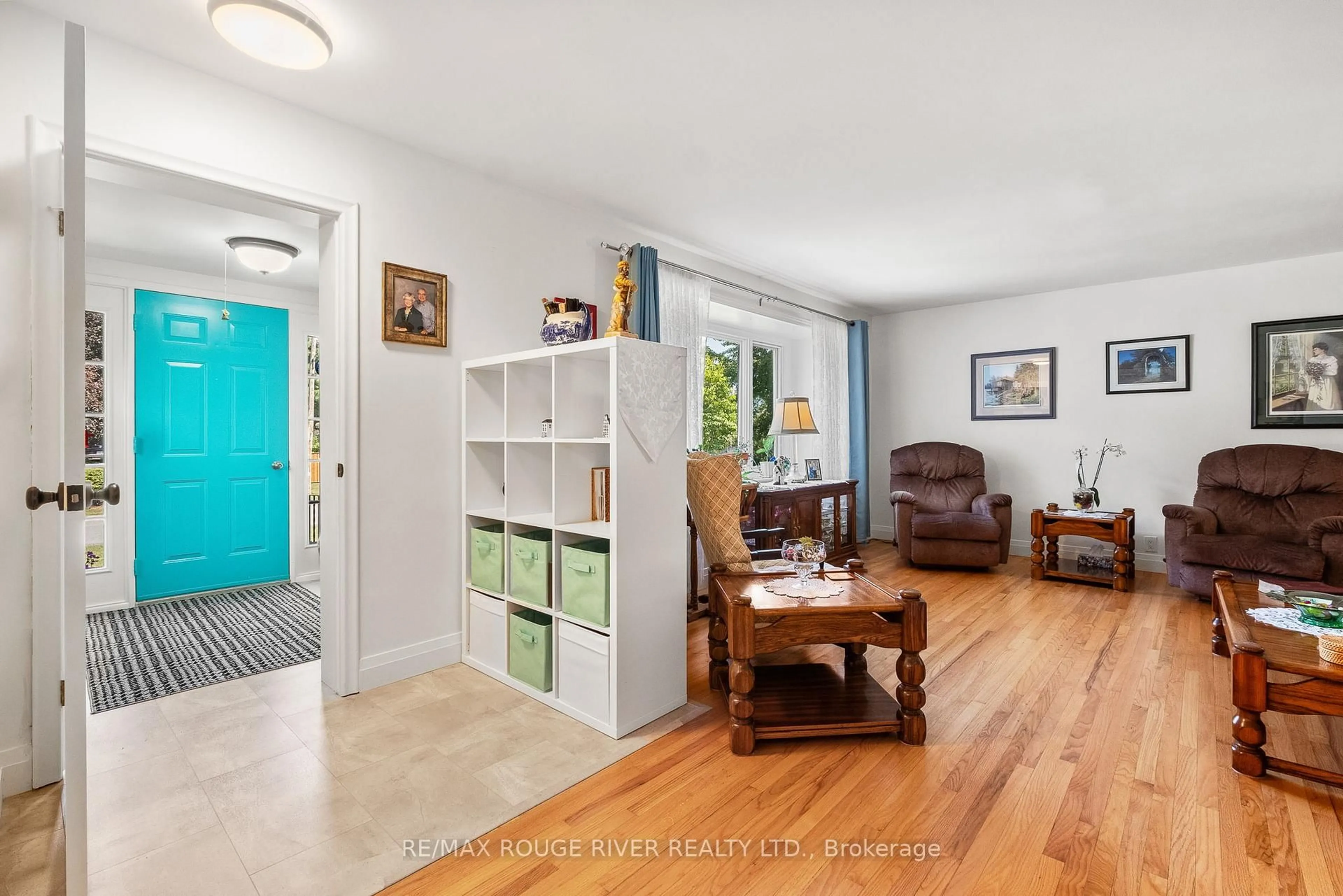 Indoor entryway for 10 Cheer Dr, Brighton Ontario K0K 1H0