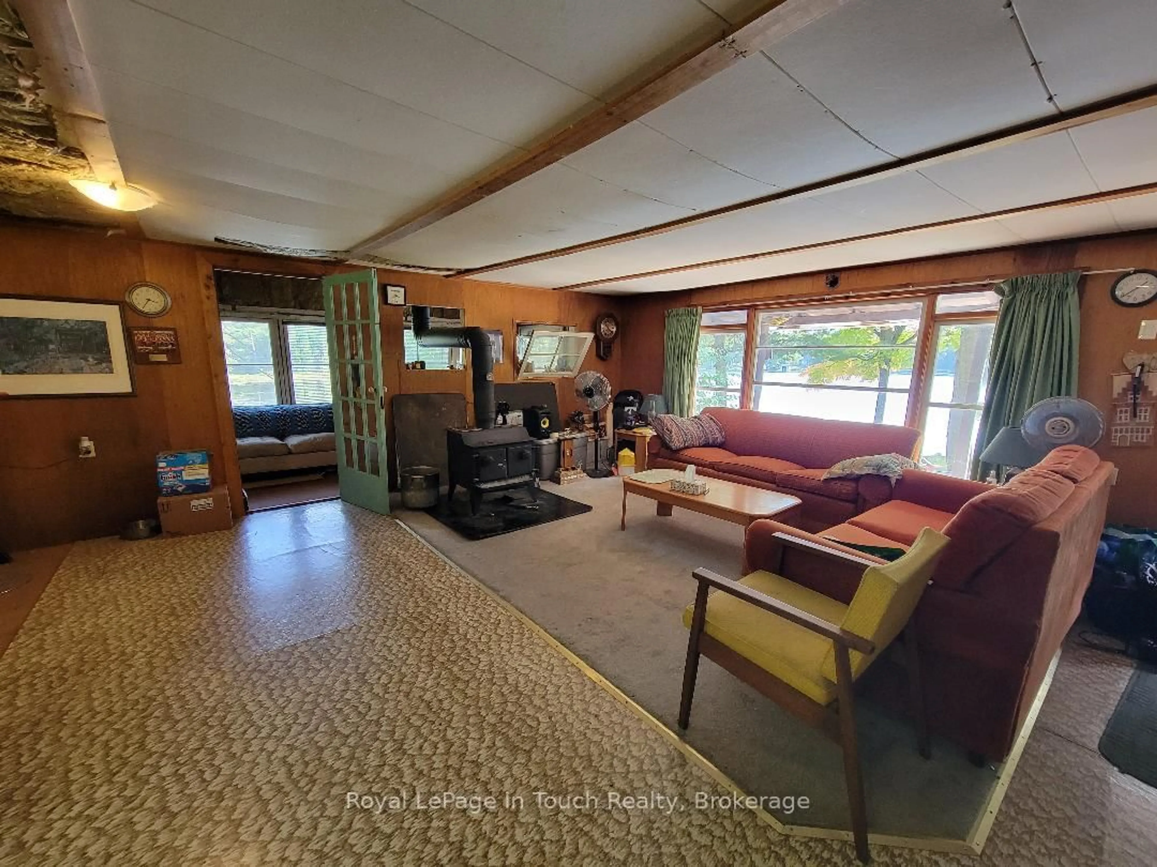 Living room with furniture, unknown for 20 SR404 Severn River, Muskoka Lakes Ontario L0K 1E0