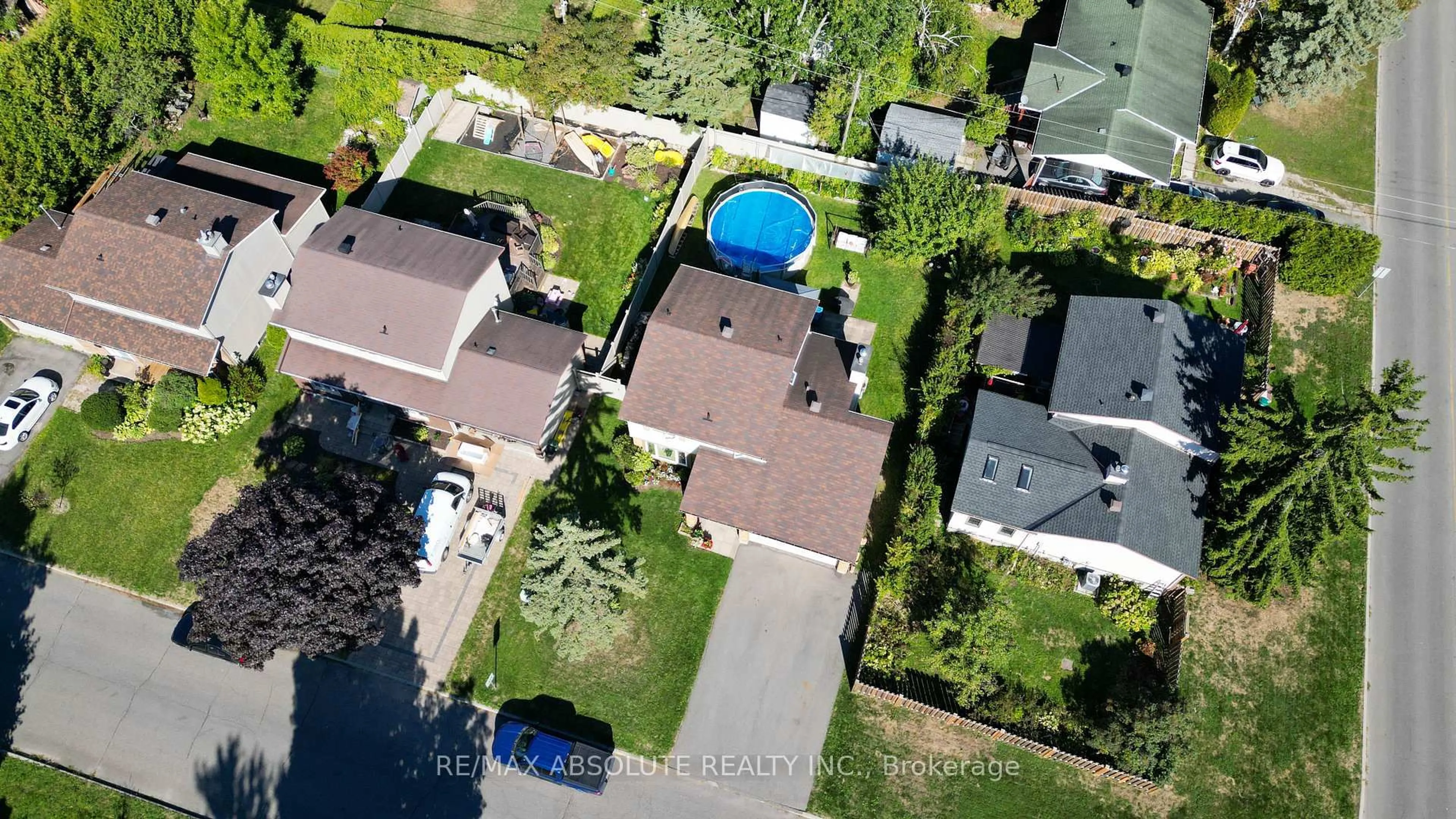 A pic from outside/outdoor area/front of a property/back of a property/a pic from drone, unknown for 198 Hoylake Cres, Orleans Ontario K1E 2M8
