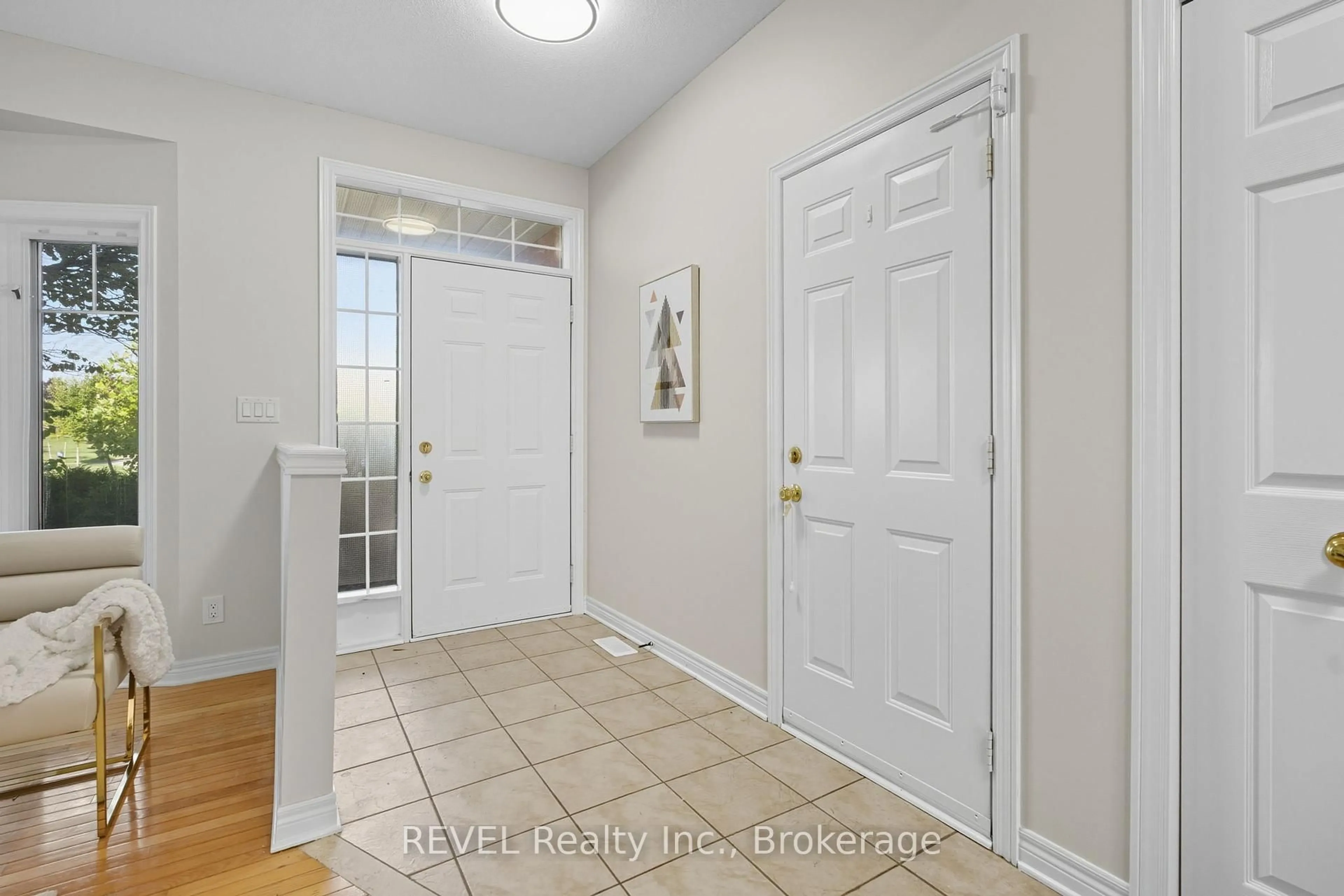 Indoor entryway for 114 WESTLAND St, St. Catharines Ontario L2S 3X6