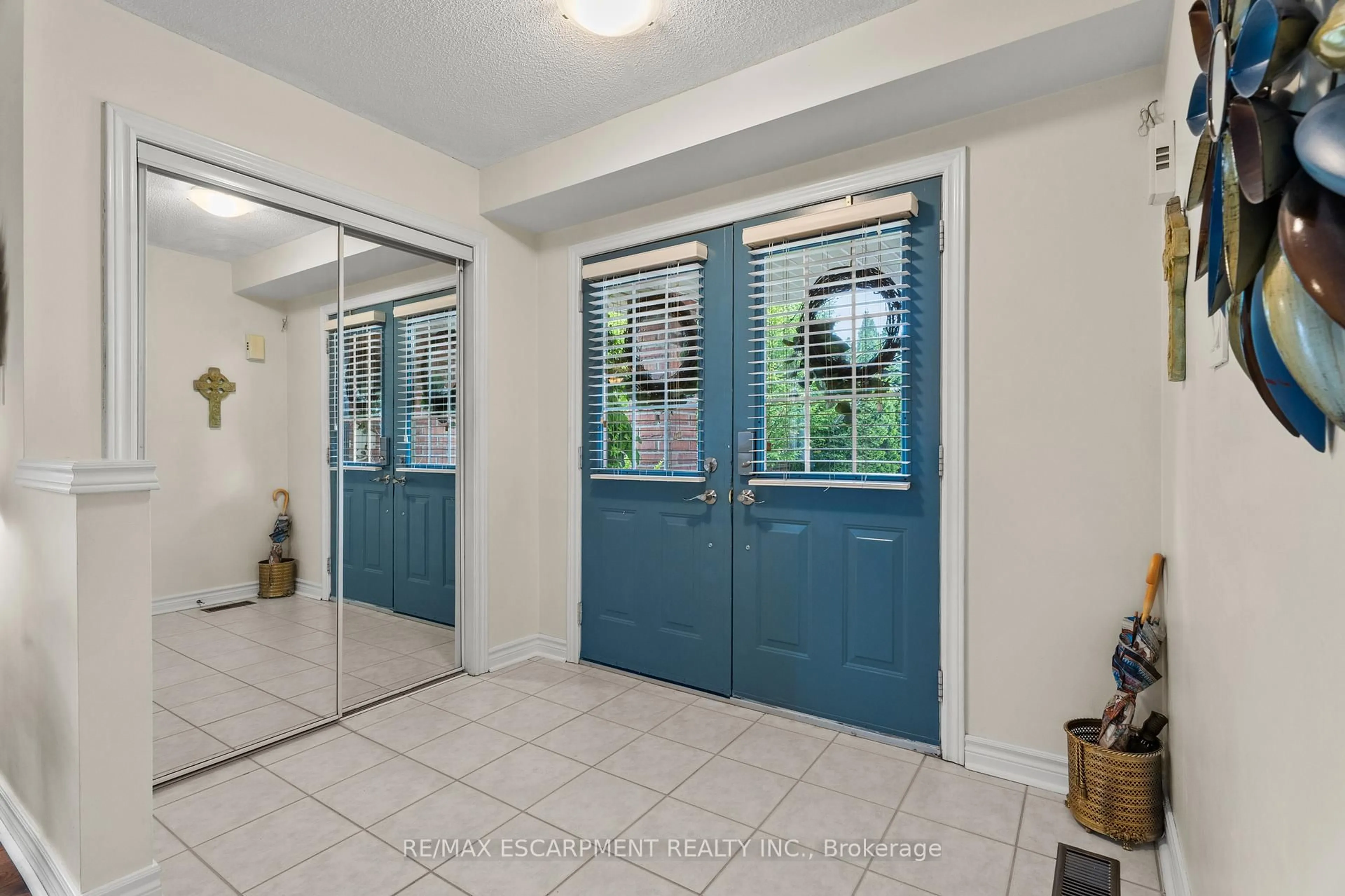 Indoor entryway for 251 Hawkswood Tr, Hamilton Ontario L9B 2T1