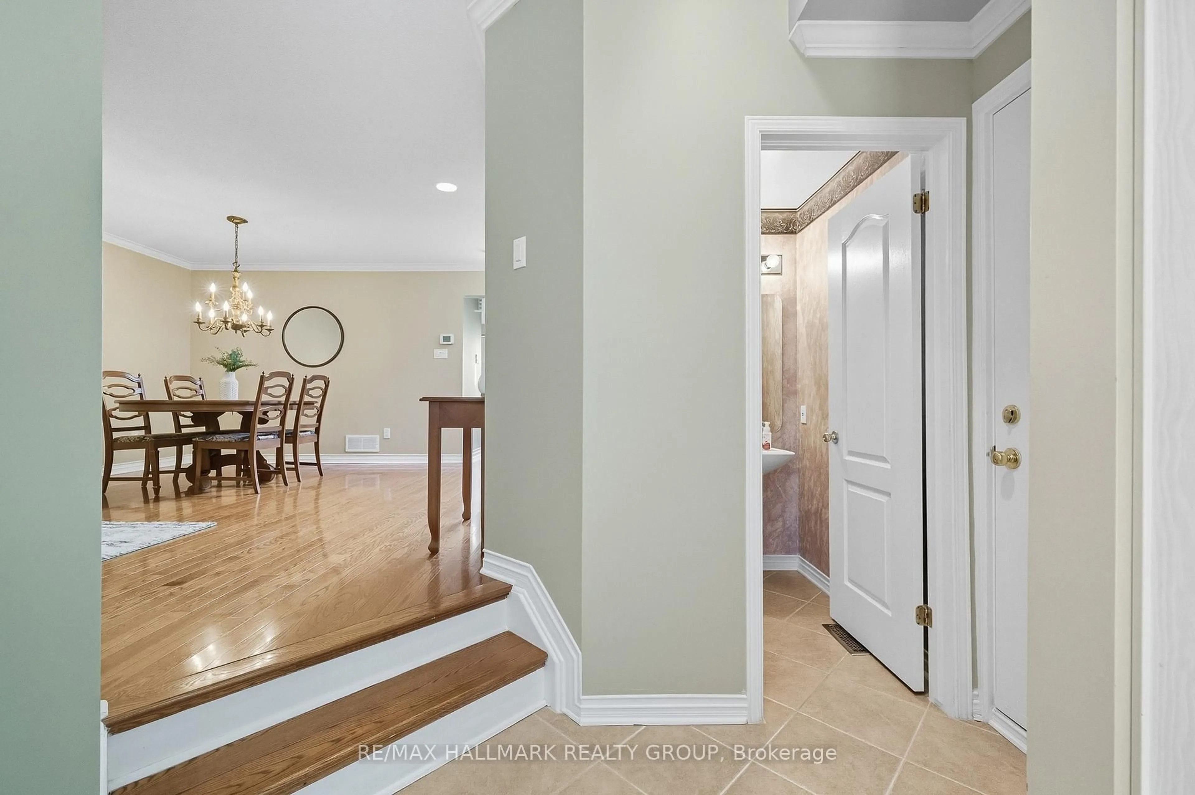 Indoor entryway for 2357 Raintree Dr, Orleans Ontario K1W 1J3