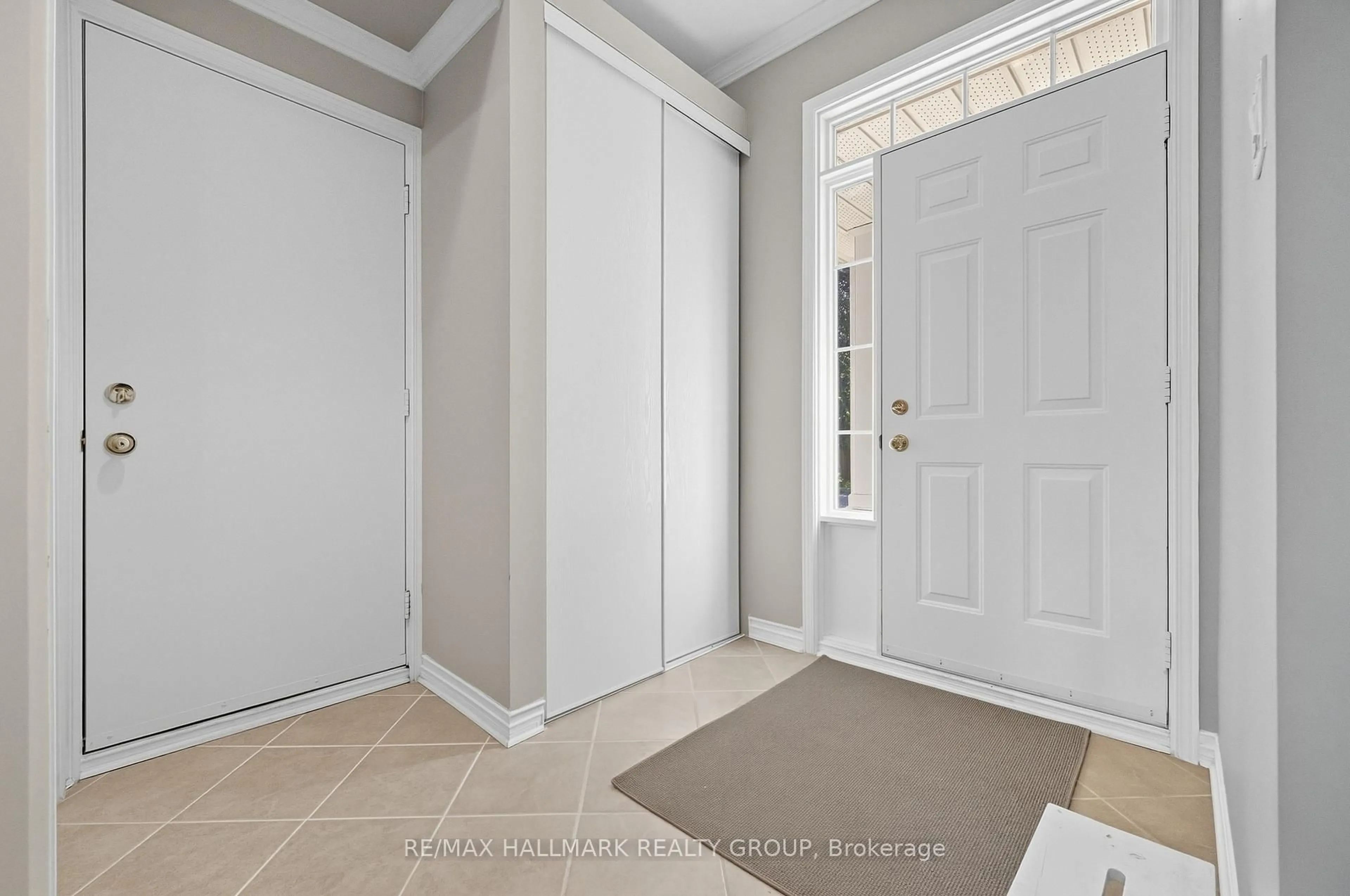 Indoor entryway for 2357 Raintree Dr, Orleans Ontario K1W 1J3