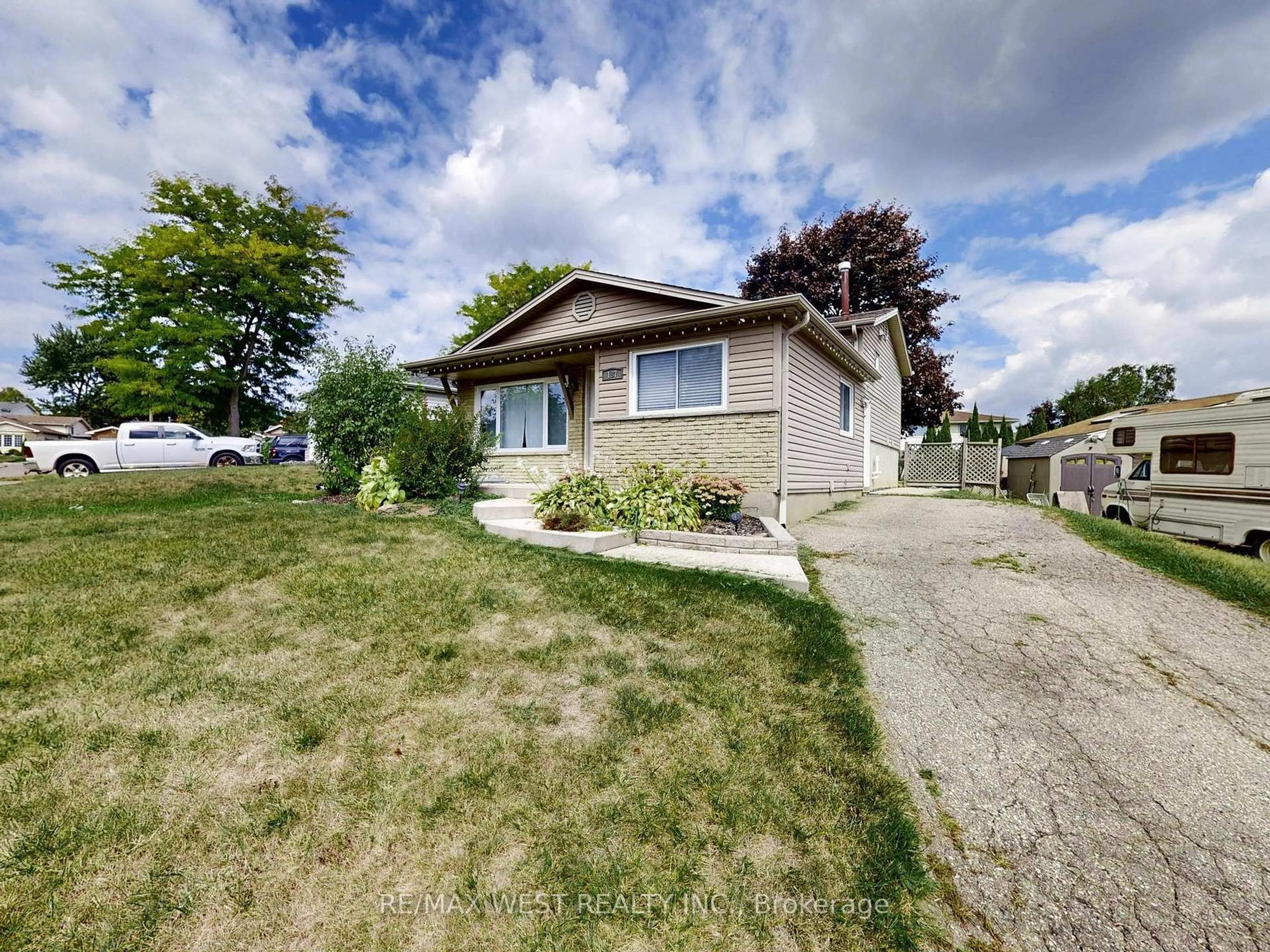 A pic from outside/outdoor area/front of a property/back of a property/a pic from drone, street for 187 Broken Oak Cres, Kitchener Ontario N2N 1N8