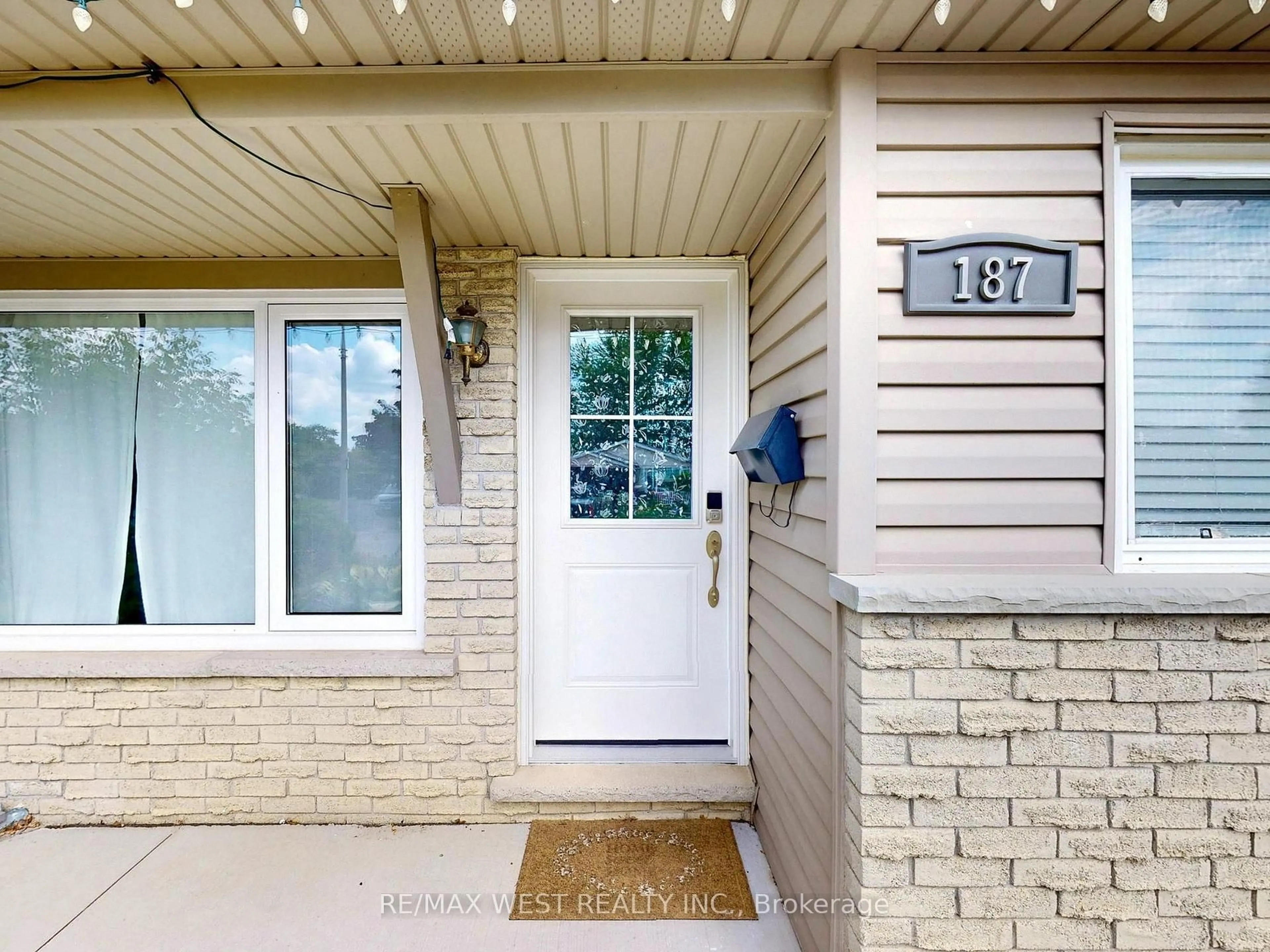 Indoor entryway for 187 Broken Oak Cres, Kitchener Ontario N2N 1N8
