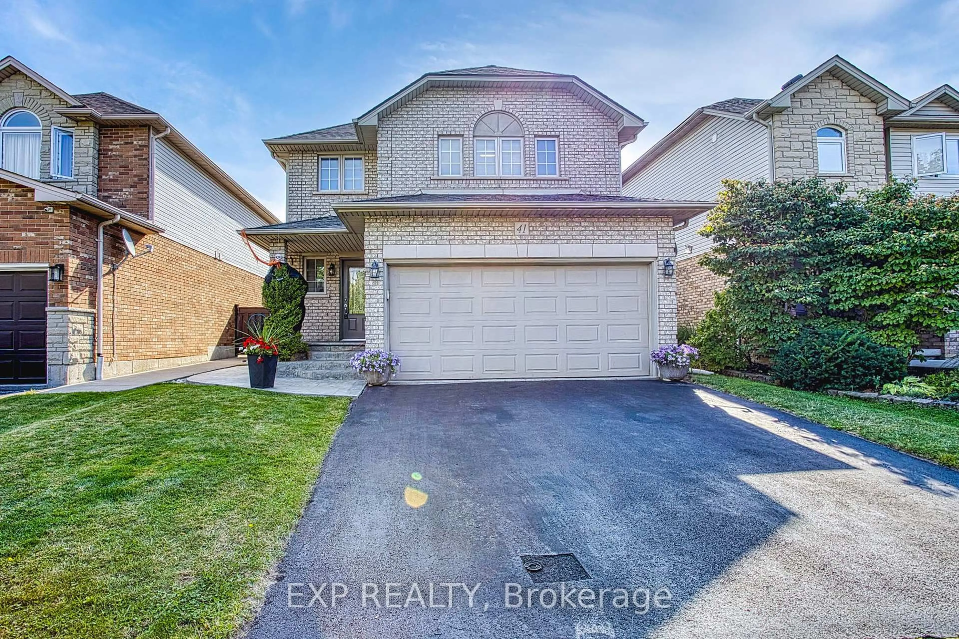 A pic from outside/outdoor area/front of a property/back of a property/a pic from drone, street for 41 Aspen Dr, Grimsby Ontario L3M 5M1