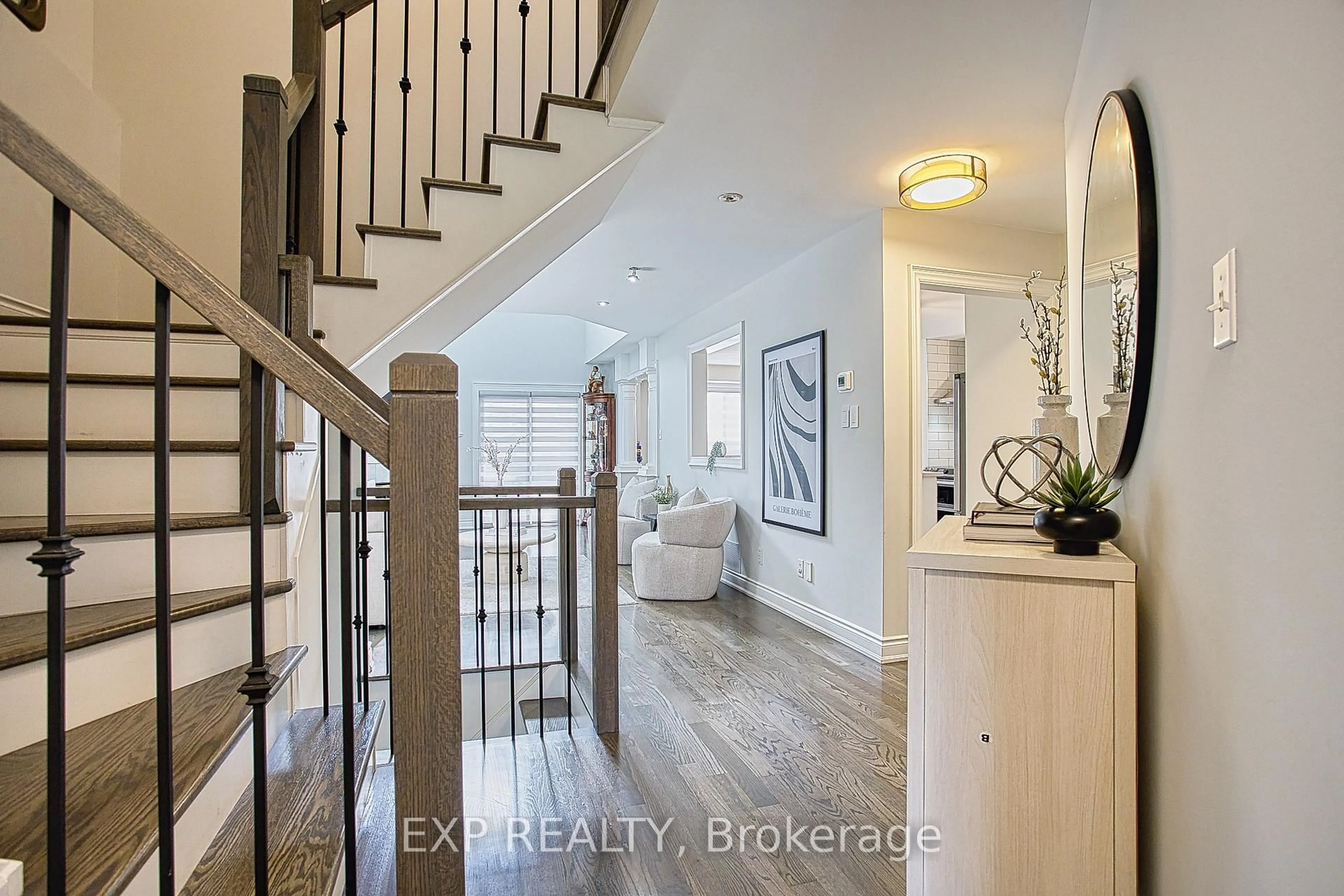 Indoor entryway for 41 Aspen Dr, Grimsby Ontario L3M 5M1