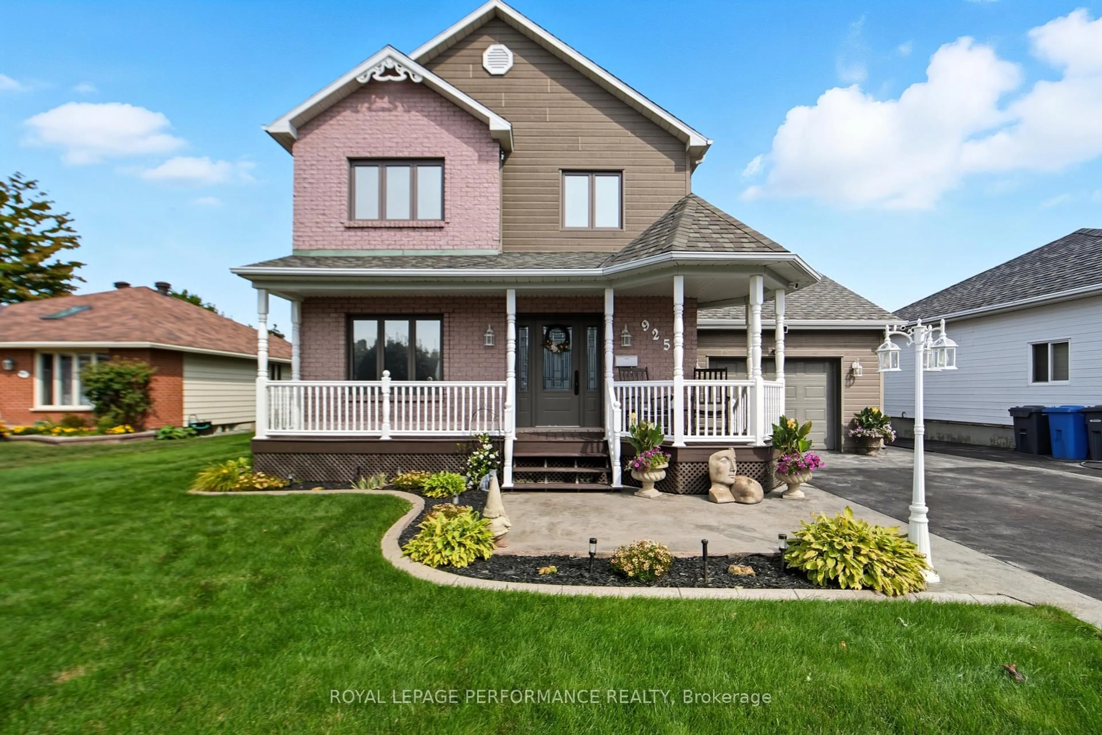Home with vinyl exterior material, street for 925 Royal Ave, Hawkesbury Ontario K6A 3K2